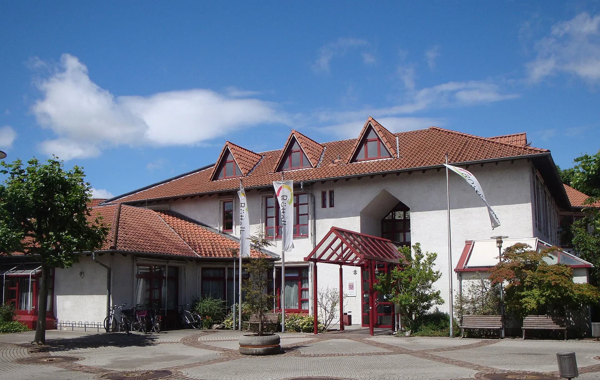 Rathaus in Büttelborn mit Vorplatz