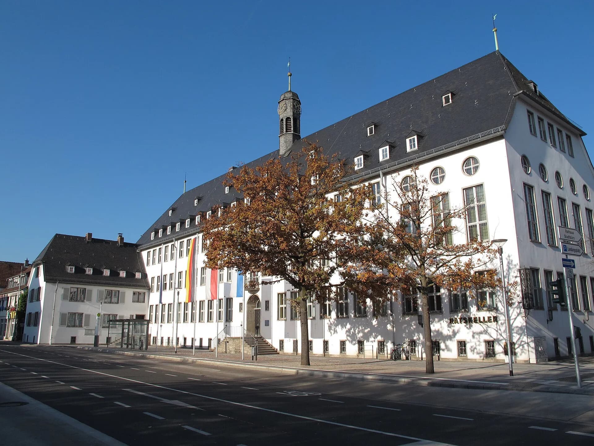 Rathaus Rüsselsheim mit Vorplatz