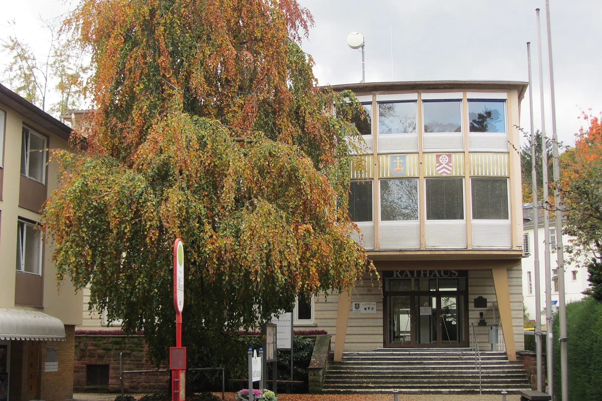 Rathaus mit Vorplatz in Bad Soden am Taunus
