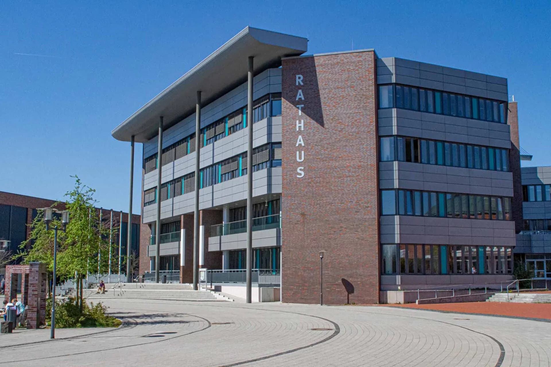Rathaus der Stadt Dietzenbach mit Vorplatz