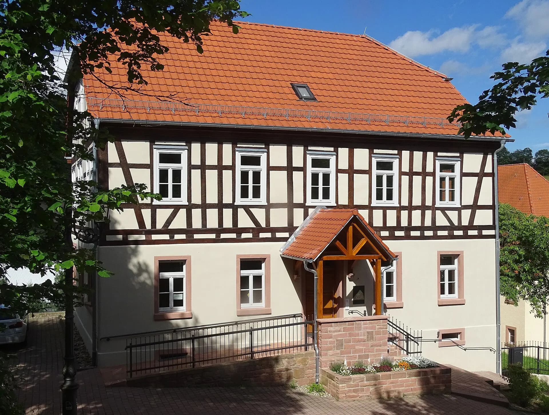 Rathaus mit Brunnen in Krombach