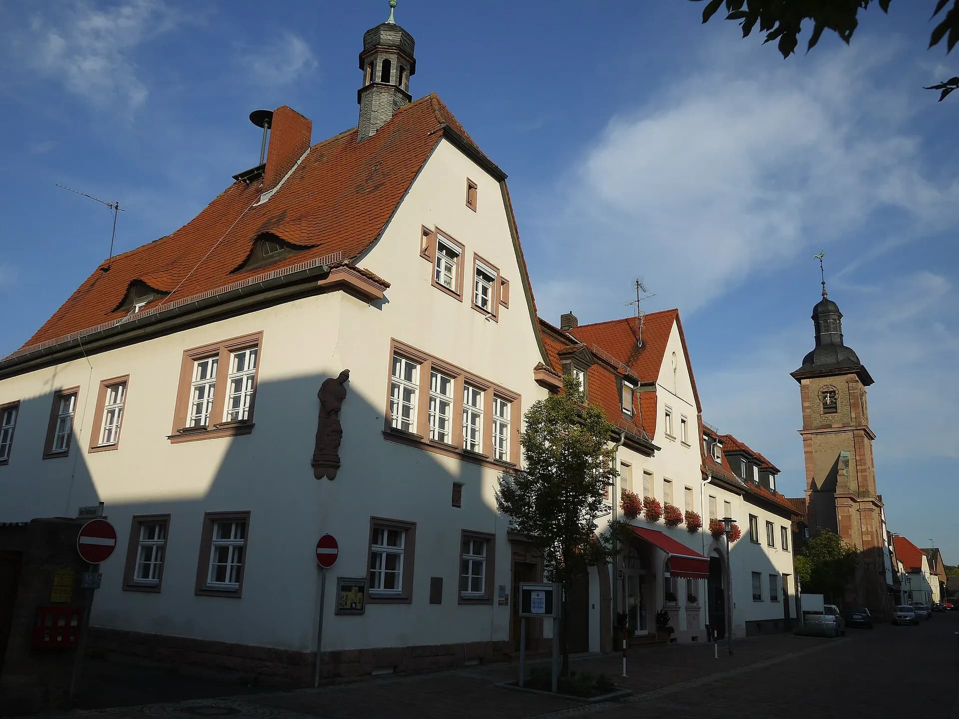 Rathaus an der Hauptstraße in Aschaffenburg-Obernau