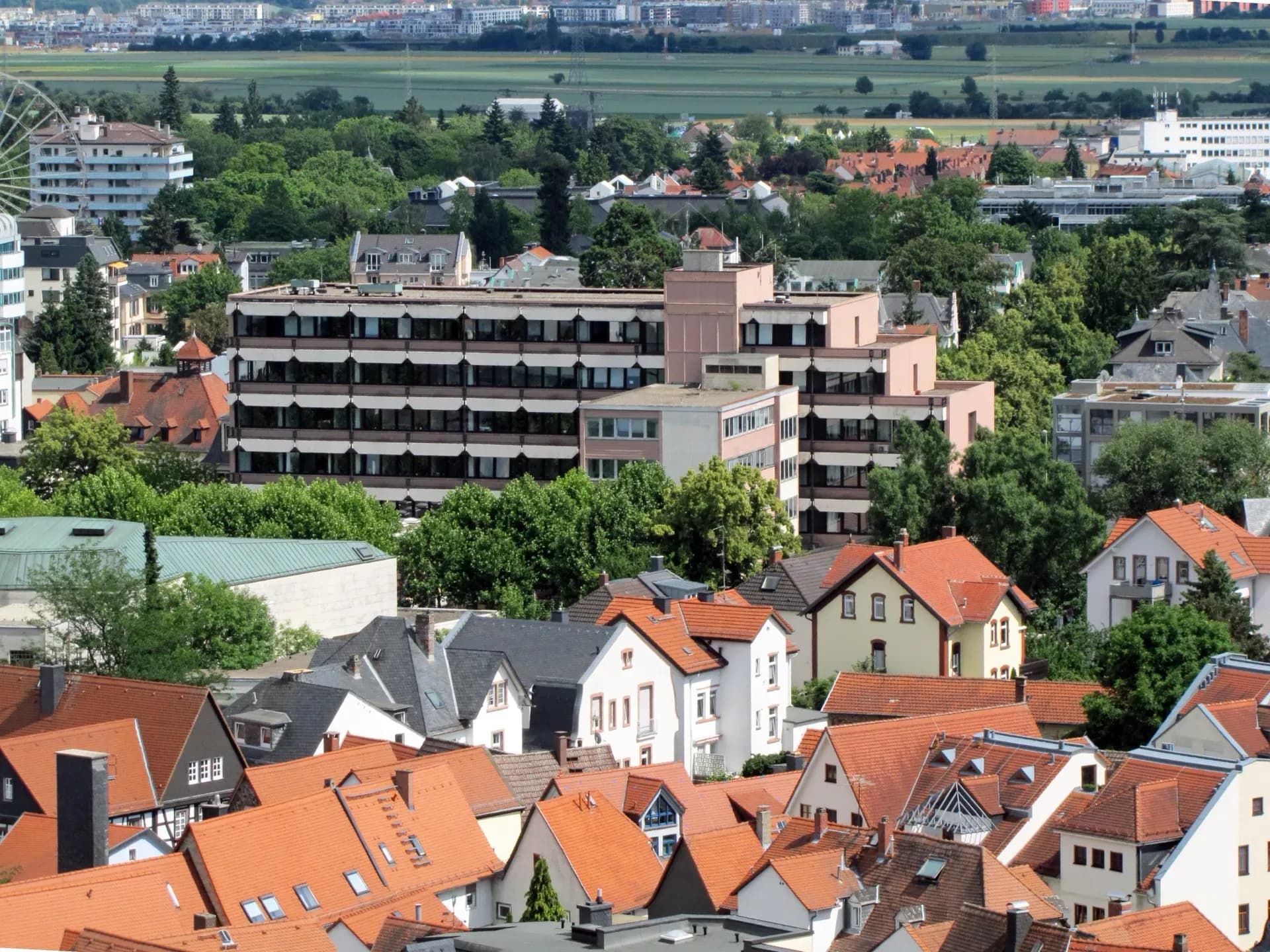 Blick über die Dächer der Altstadt zum Rathaus in Oberursel (Taunus)