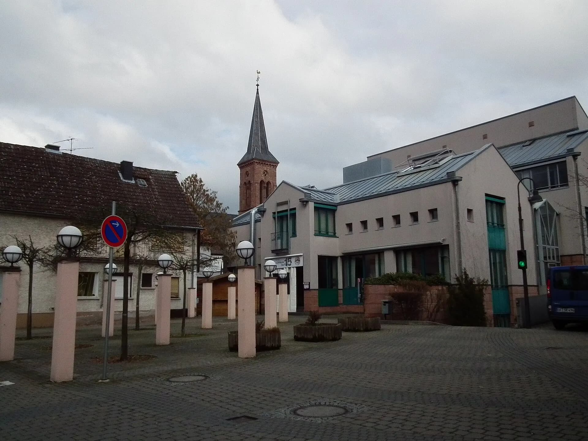 Platz hinter dem Rathaus mit dem Turm von St. Nikolaus in Rodgau