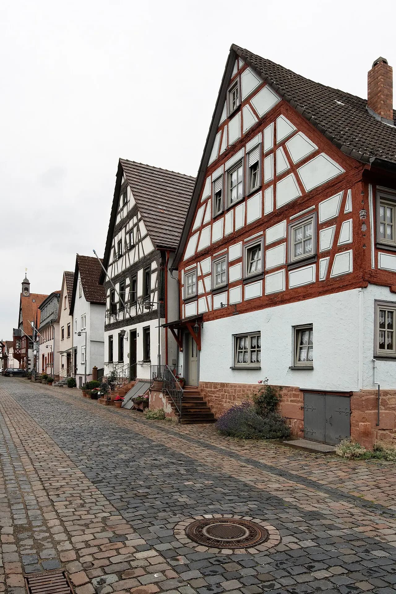 Fachwerkzeile entlang der Rathausstraße in Wörth am Main