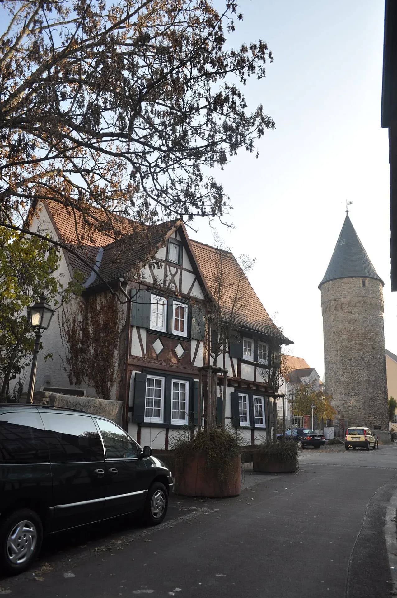 Fachwerkhaus an der Rathausstraße mit Rathausturm in Bad Homburg