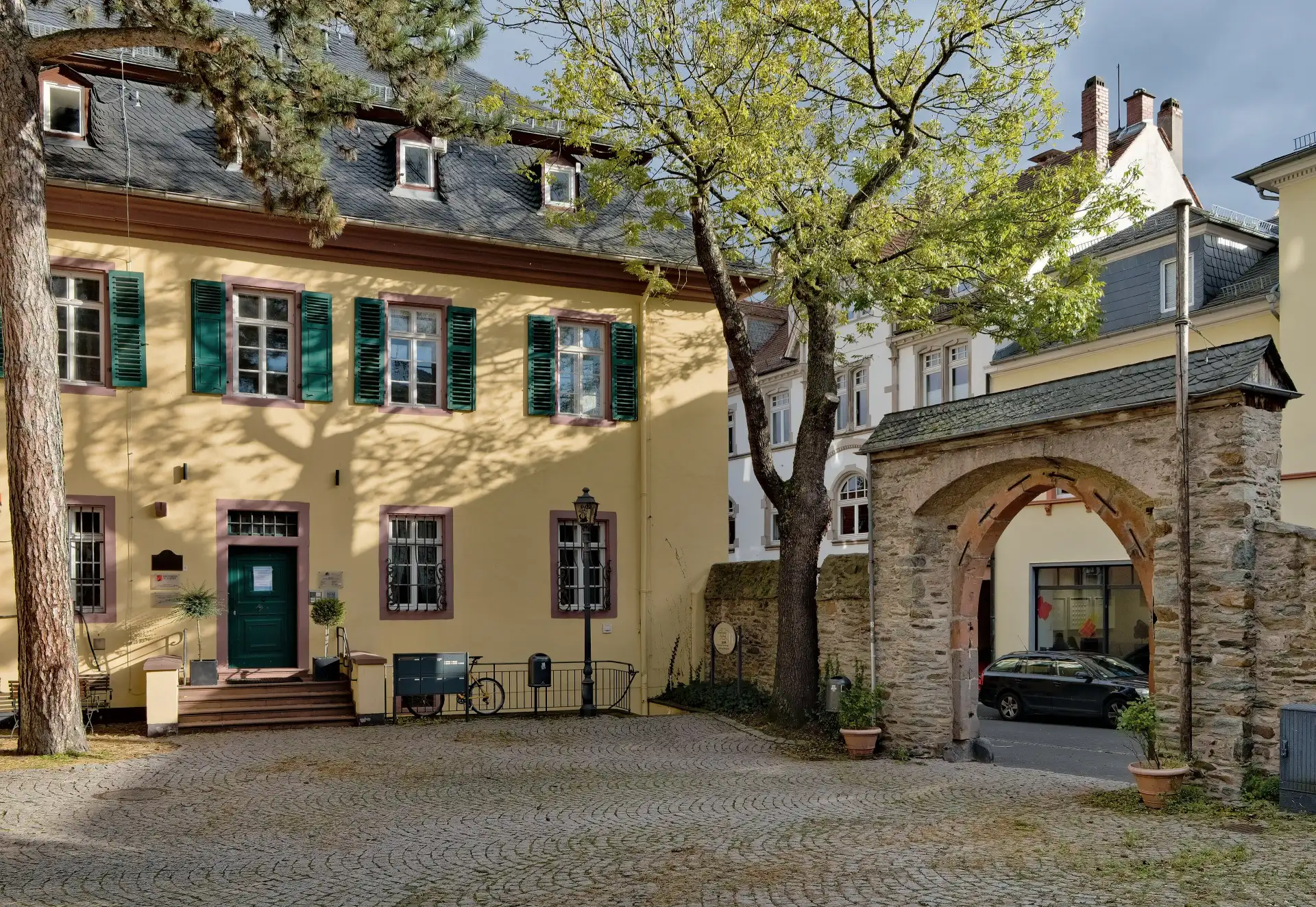 Hof der Receptur im Herbst in Kronberg im Taunus