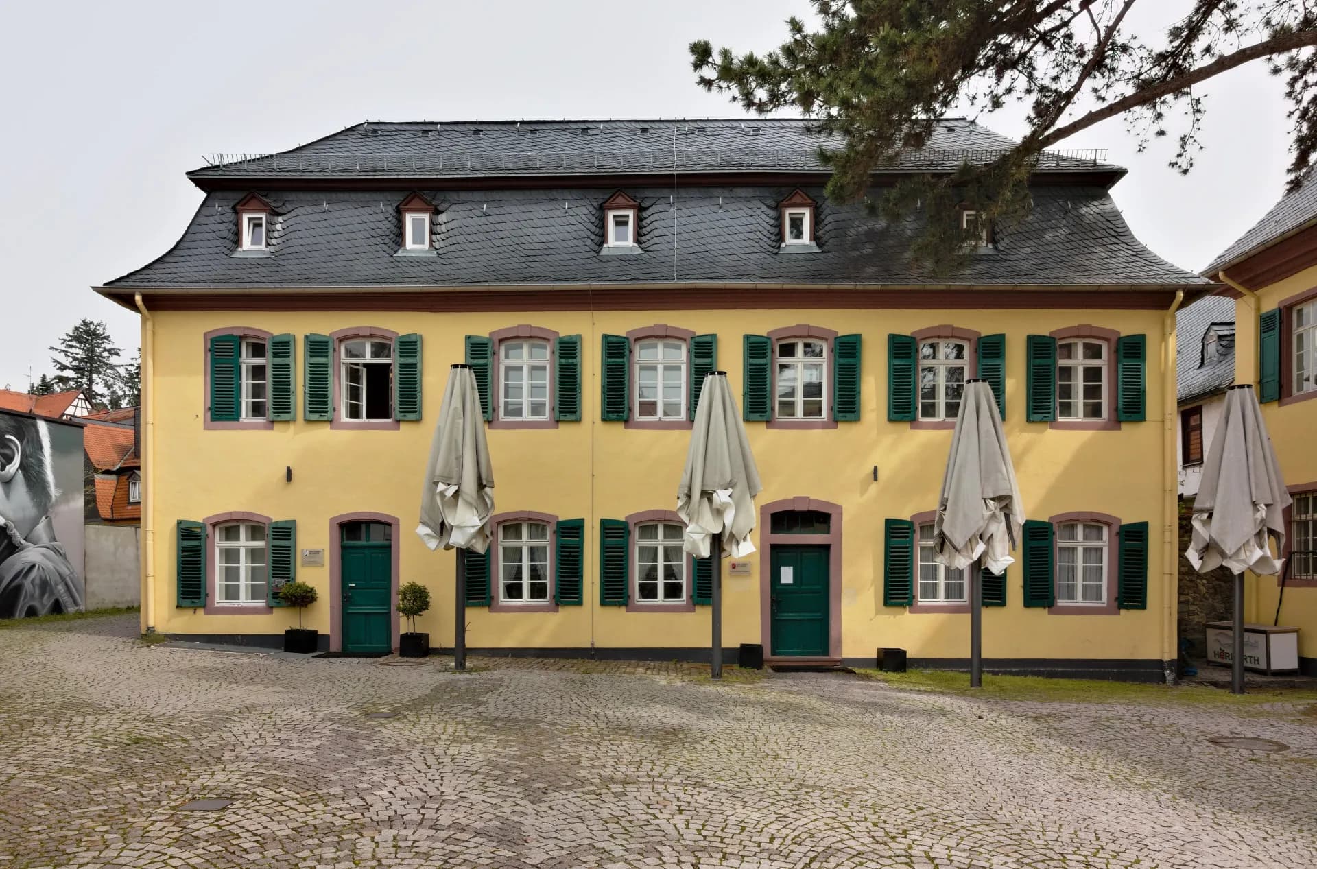 Hoffassade der Receptur in Kronberg im Taunus