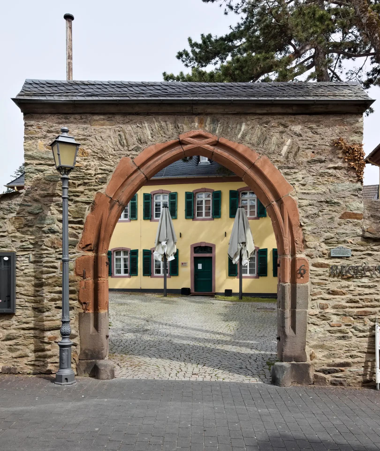 Spitzbogentor der Receptur in Kronberg im Taunus