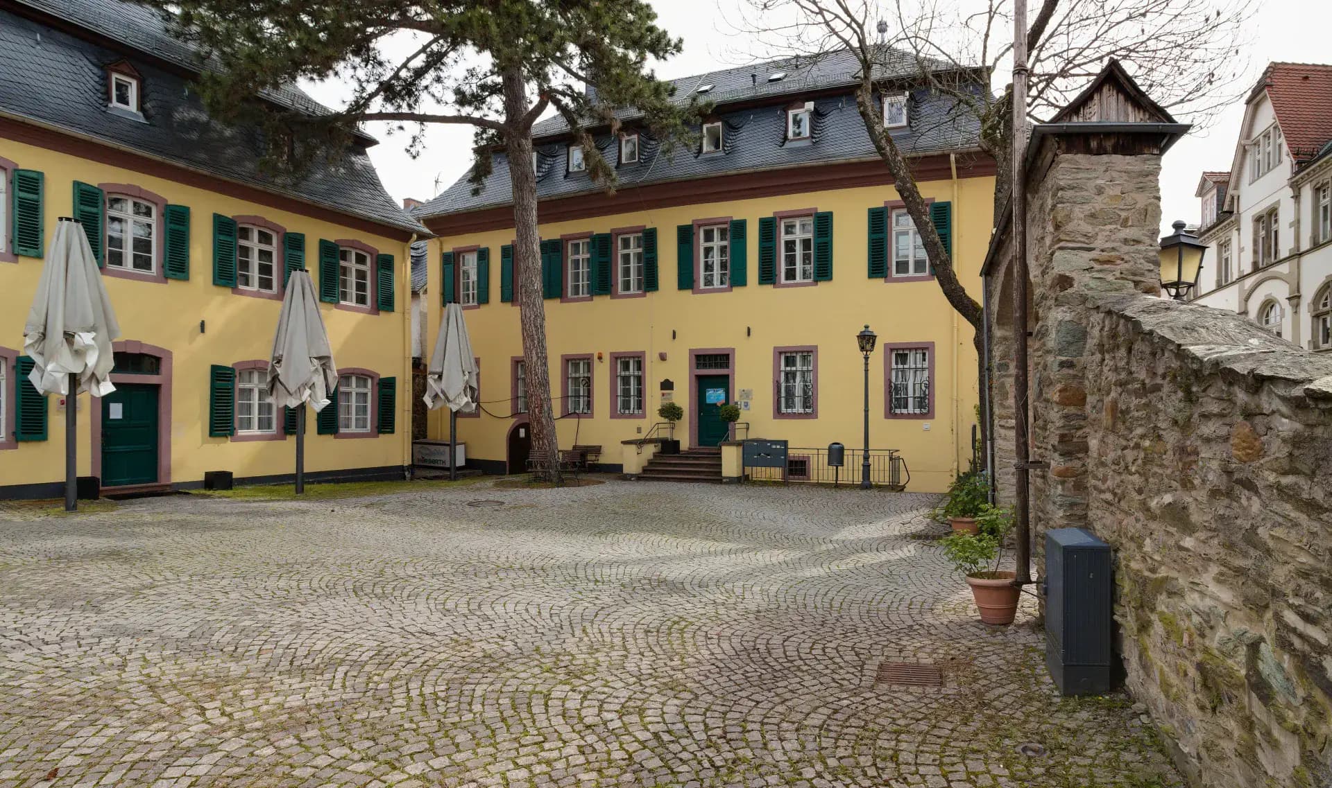 Receptur mit Stadtmauer in Kronberg im Taunus