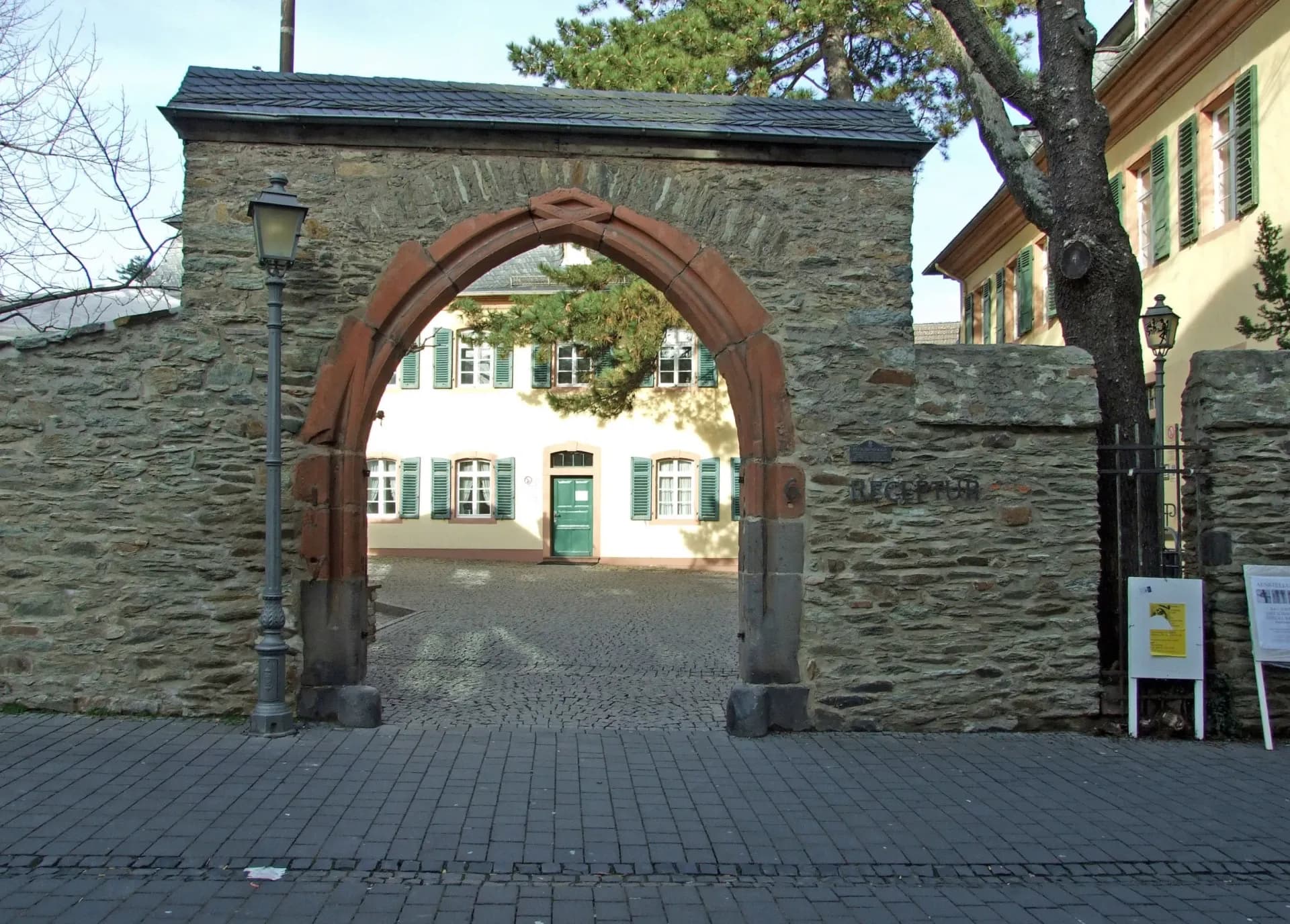 Torbogen an der Receptur in Kronberg im Taunus