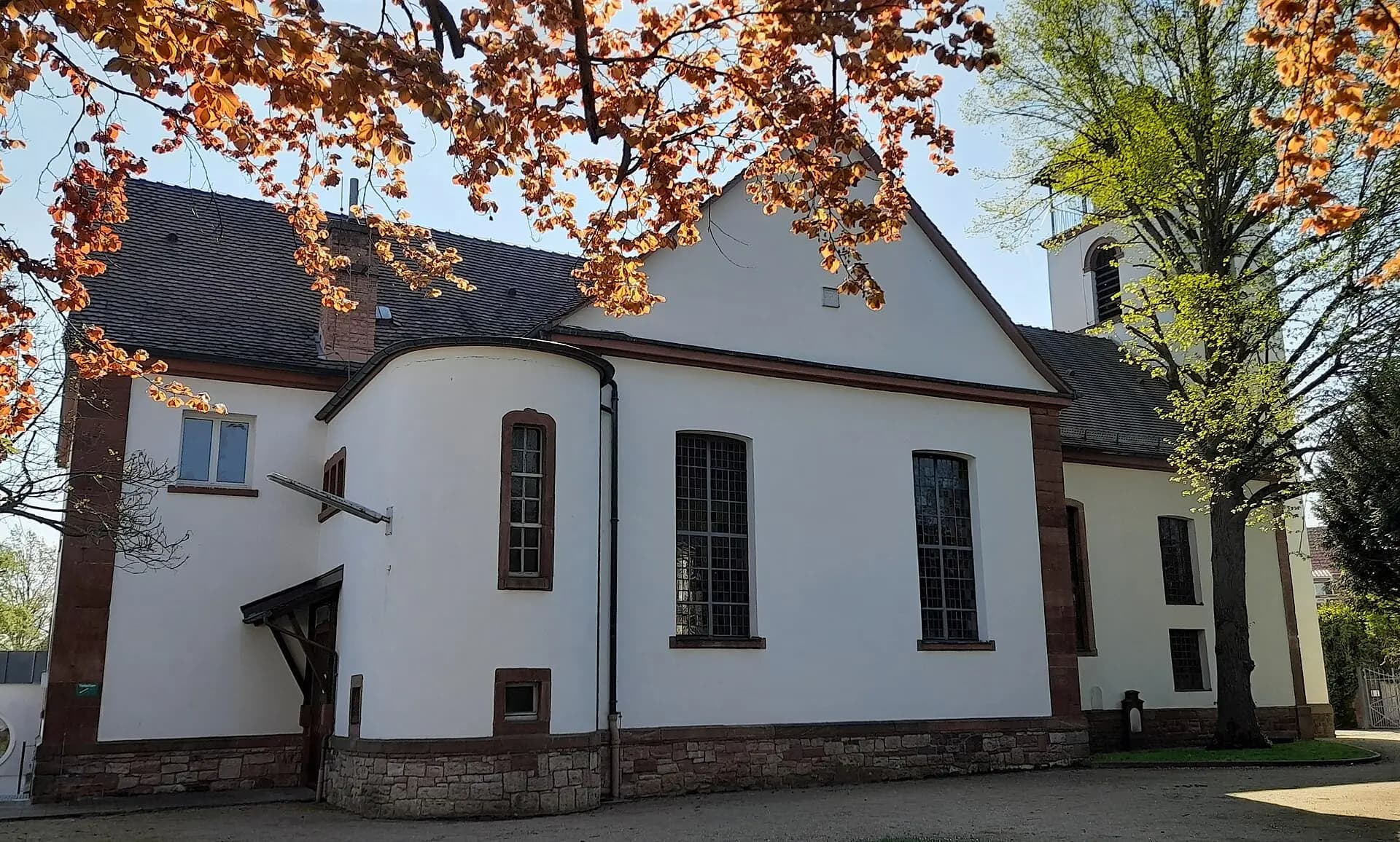 Evangelisch-reformierte Kirche von Westen in Neu-Isenburg