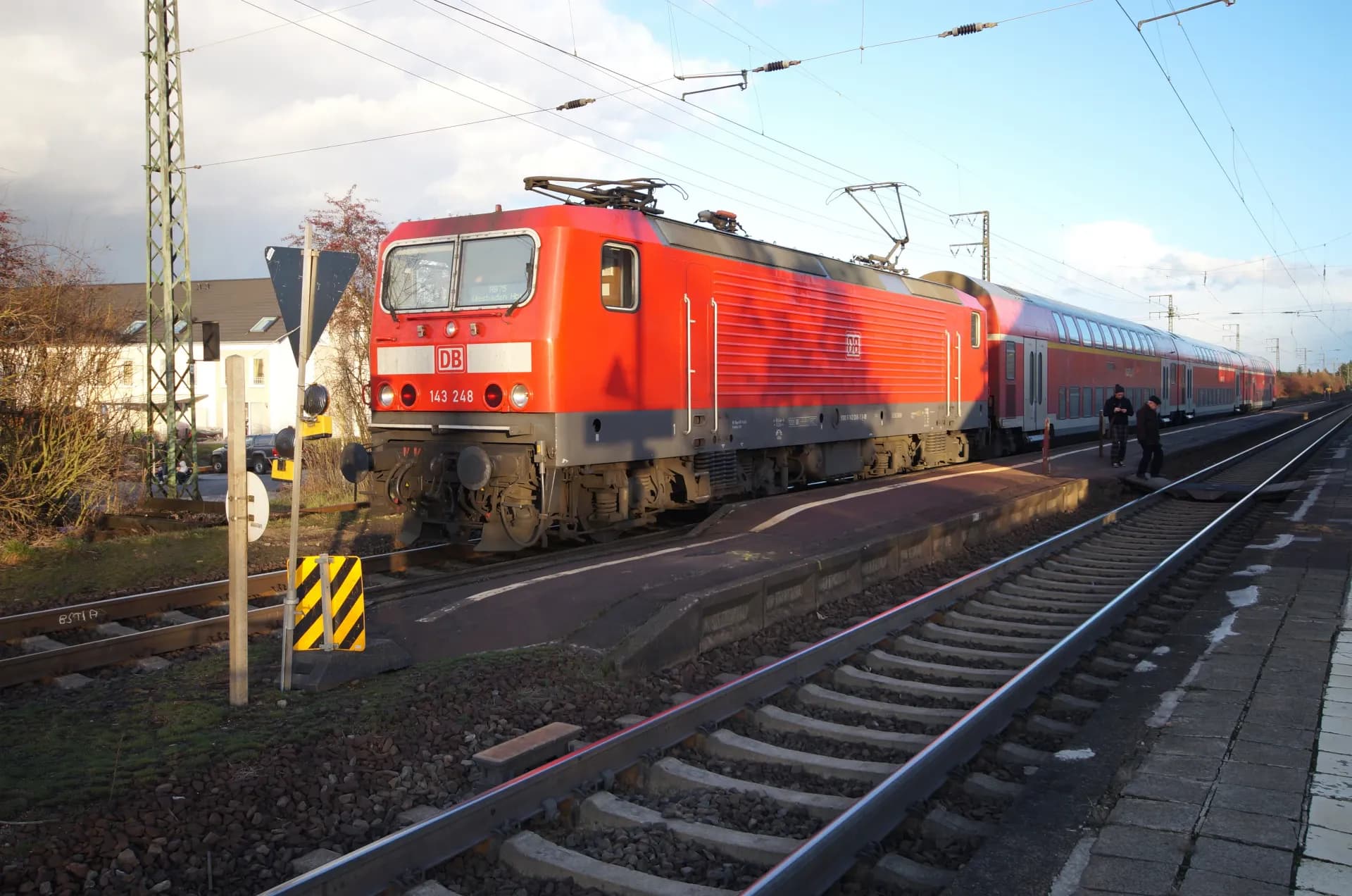 Regionalbahn der Linie RB 75 am Bahnhof Weiterstadt