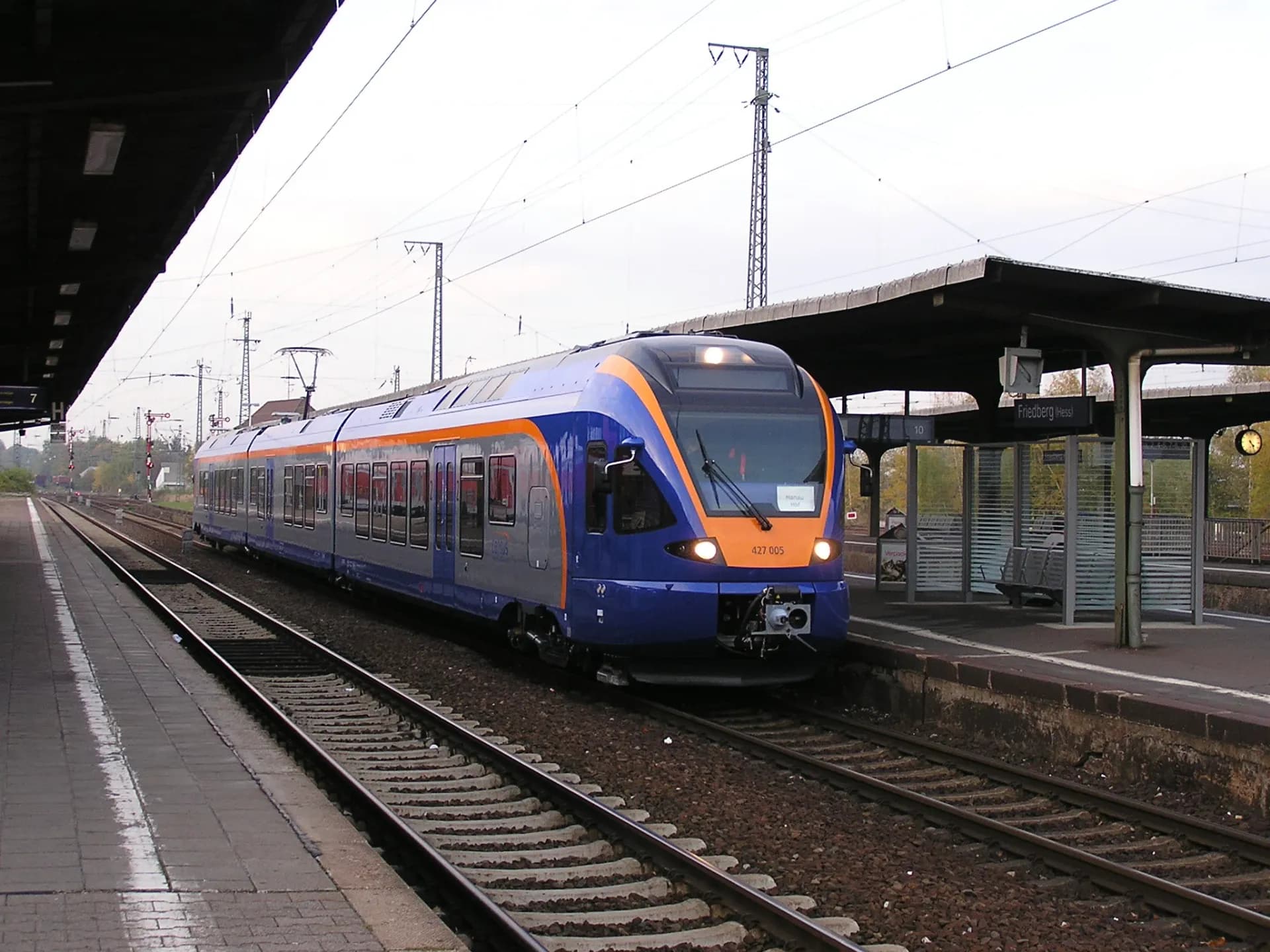 Regionalzug am Bahnhof in Friedberg (Hessen)