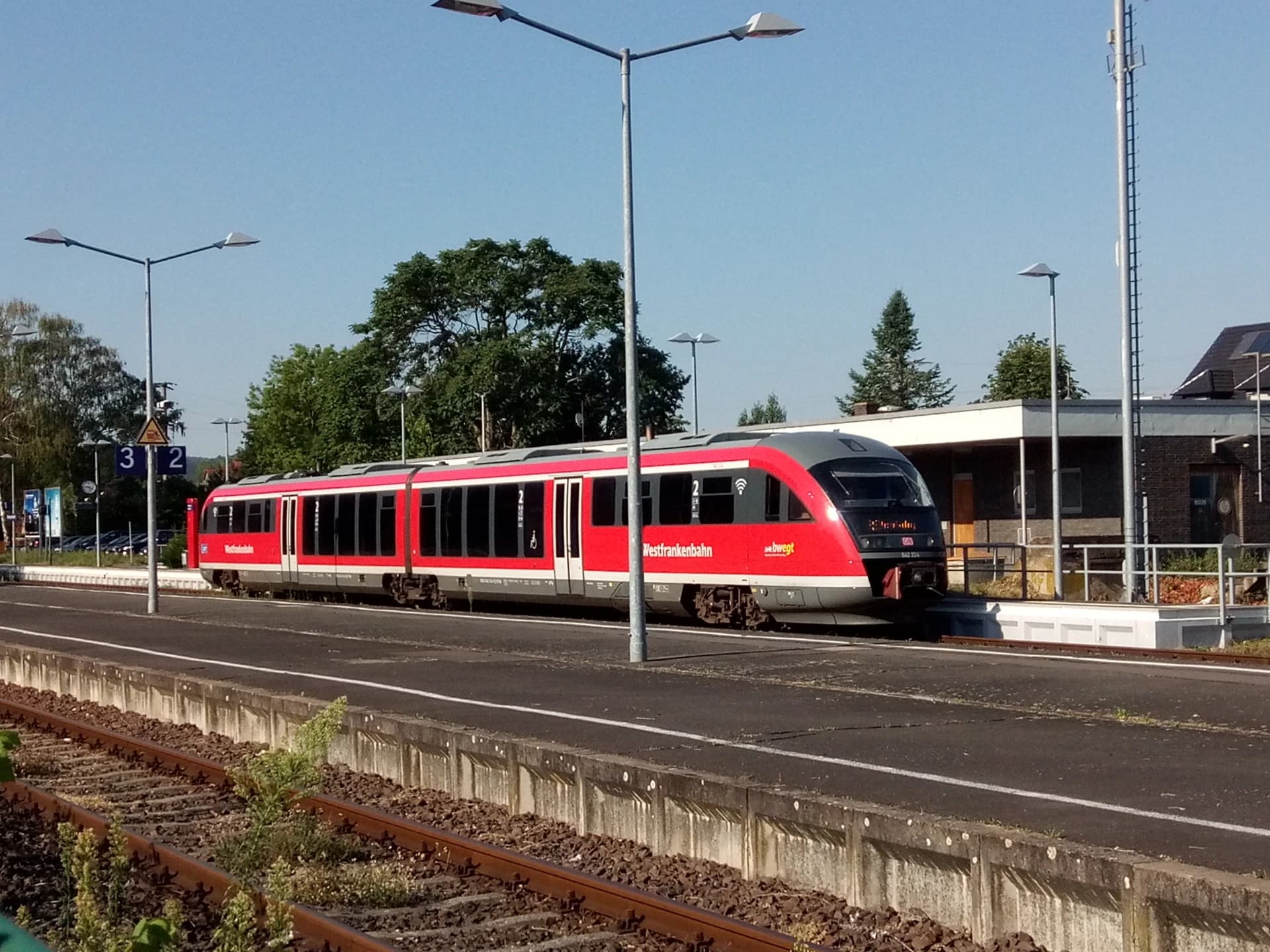 Regionalzug am Bahnhof Obernburg-Elsenfeld in Elsenfeld