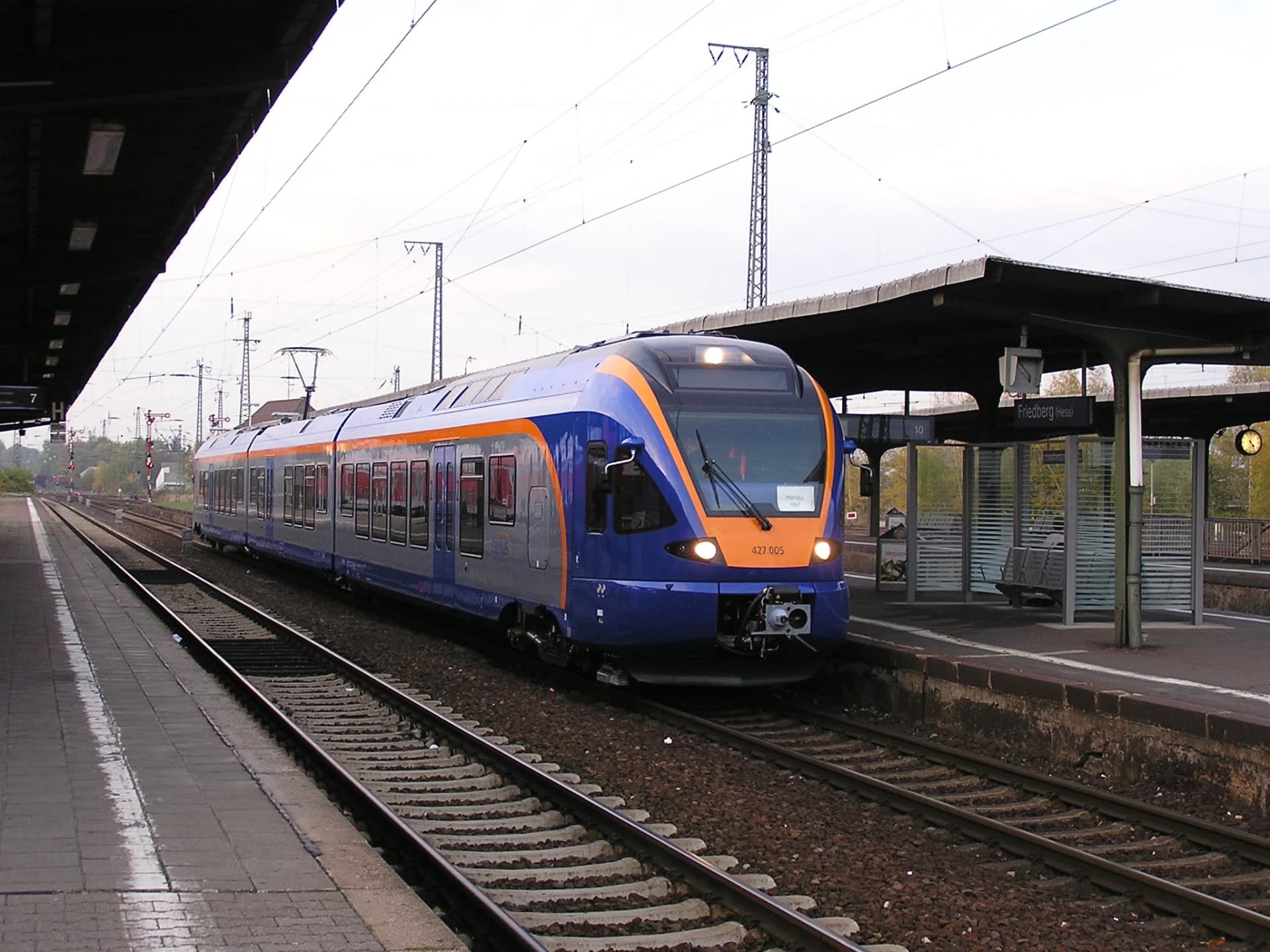 Regionalzug am Bahnhof in Friedberg (Hessen)