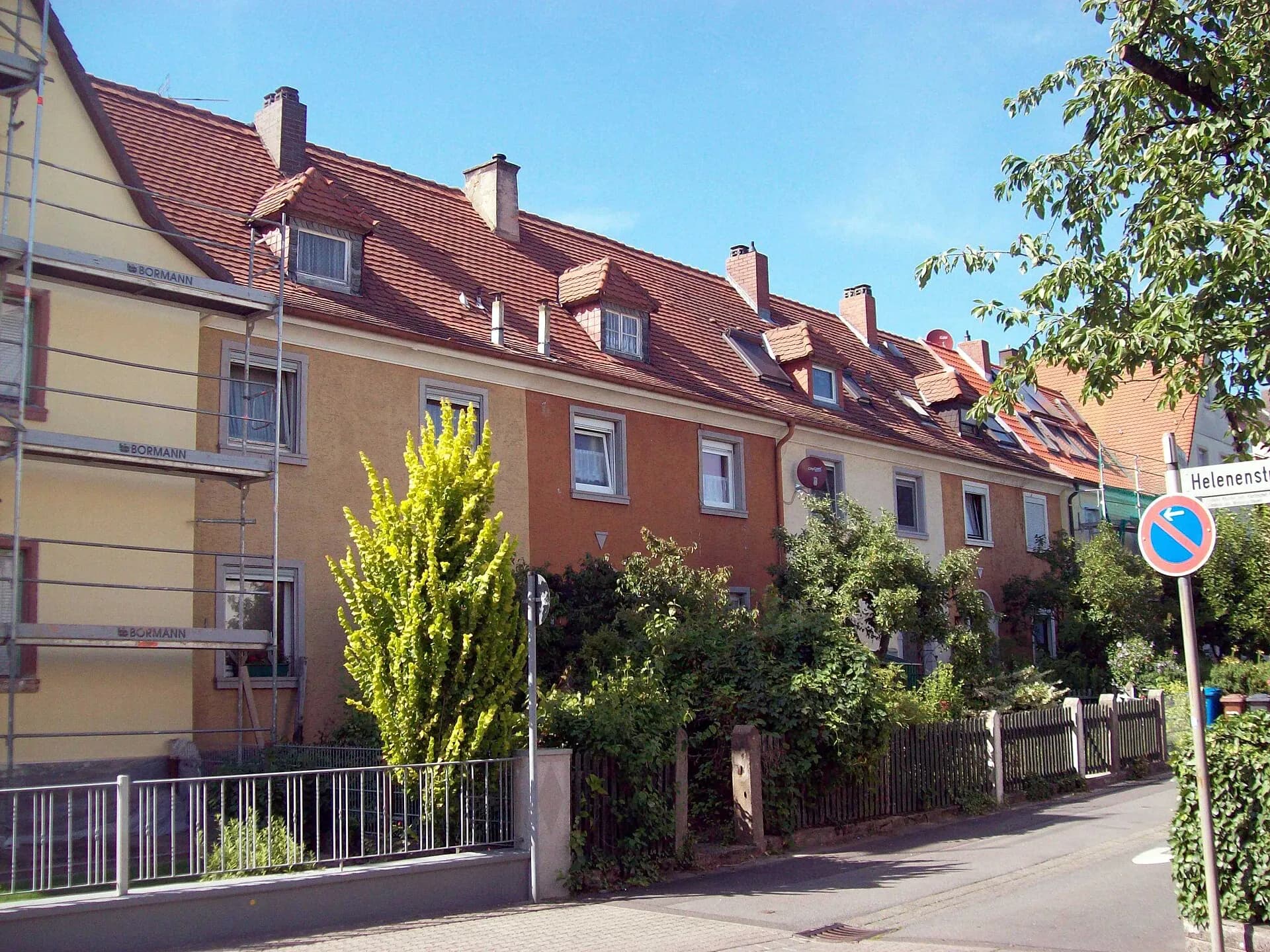 Reihenhauszeile in der Emilienstraße in der Obernauer Kolonie in Aschaffenburg