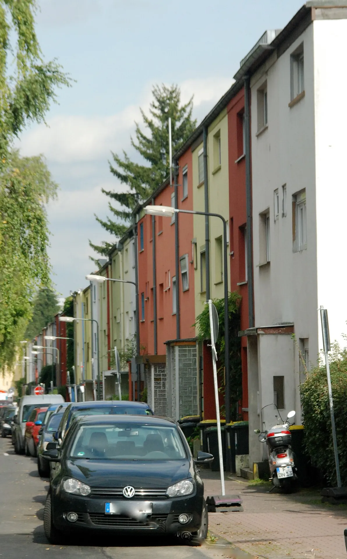Farbige Reihenhauszeile in Frankfurt Praunheim