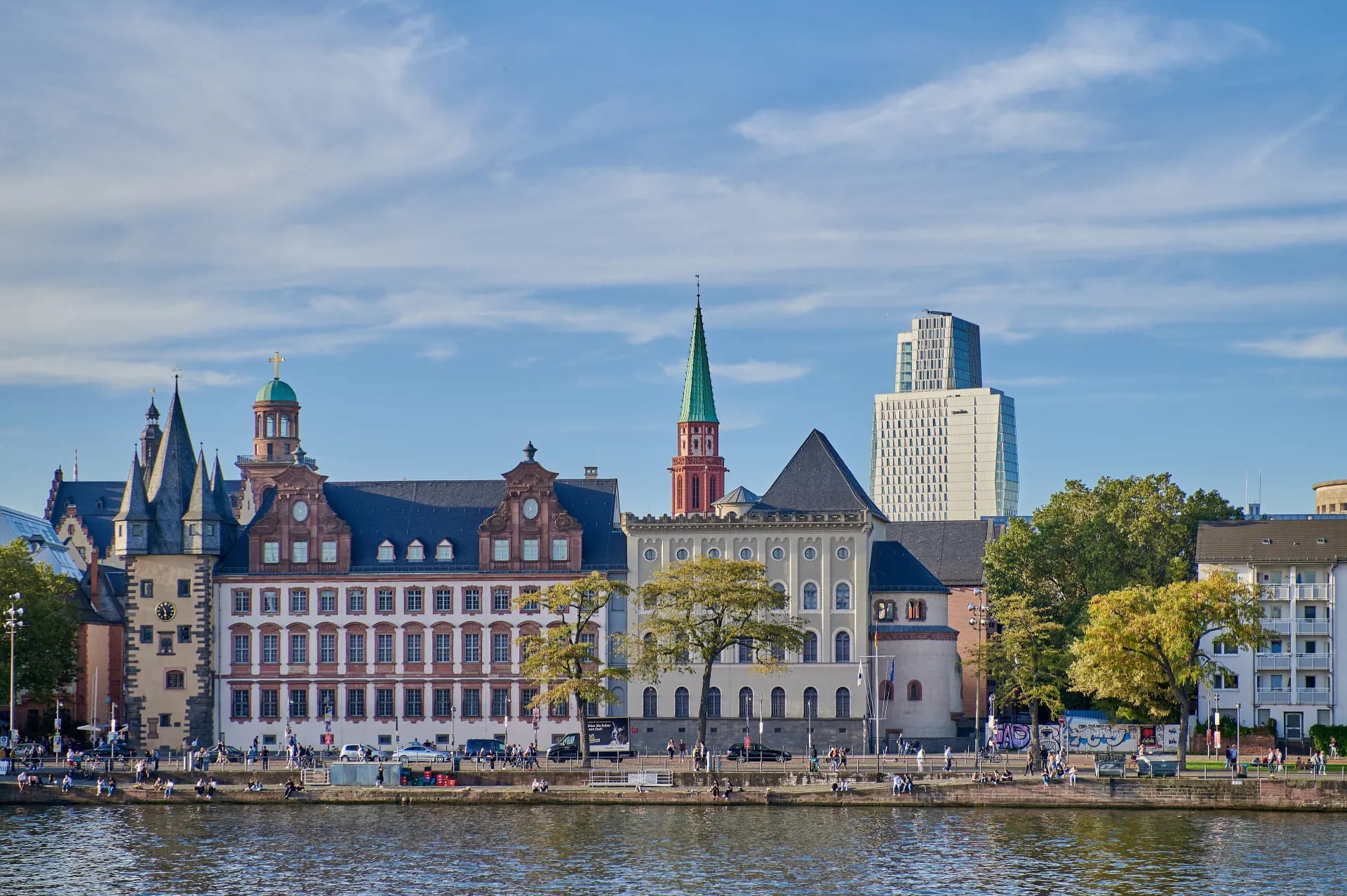 Rententurm und Saalhof am Main in der Frankfurter Altstadt