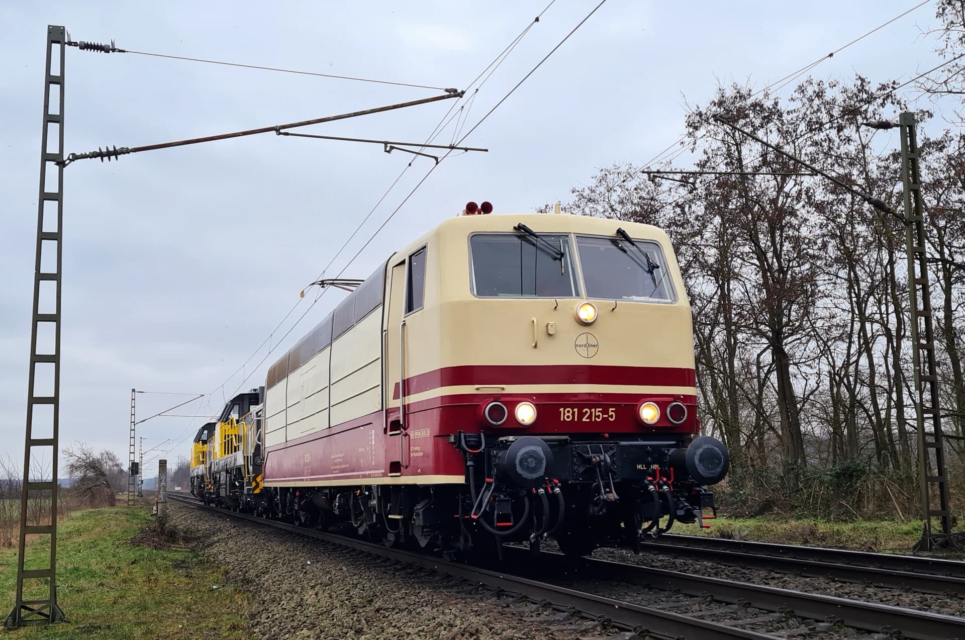 Zug auf der Rhein-Main-Bahn bei Babenhausen