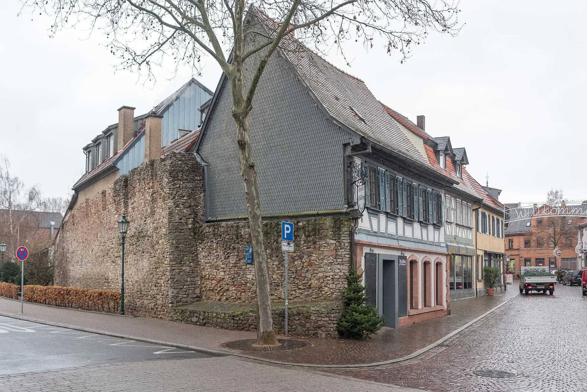 Rheingaustraße 25 mit Bruchsteinmauer in Dieburg