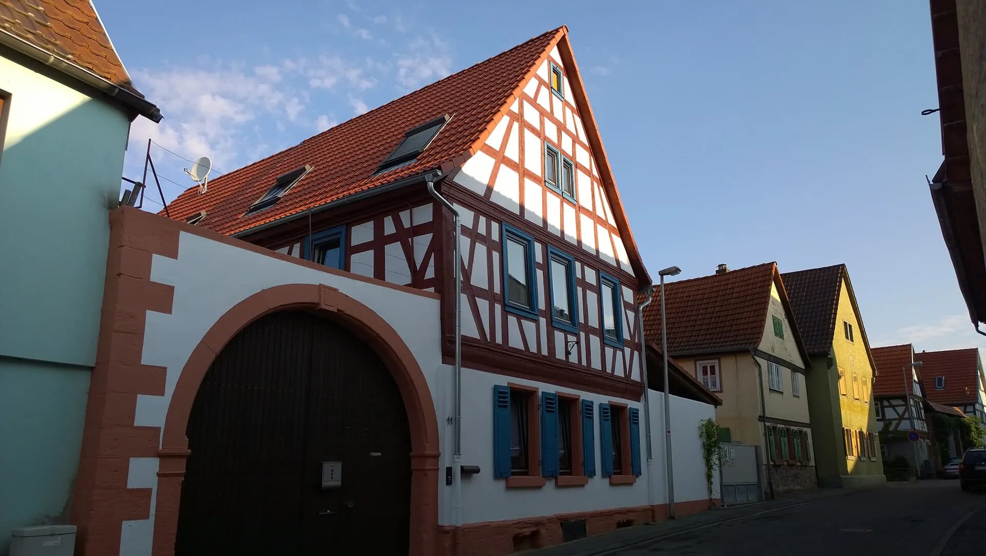 Fachwerkhaus mit Torbogen im Ortskern von Richen
