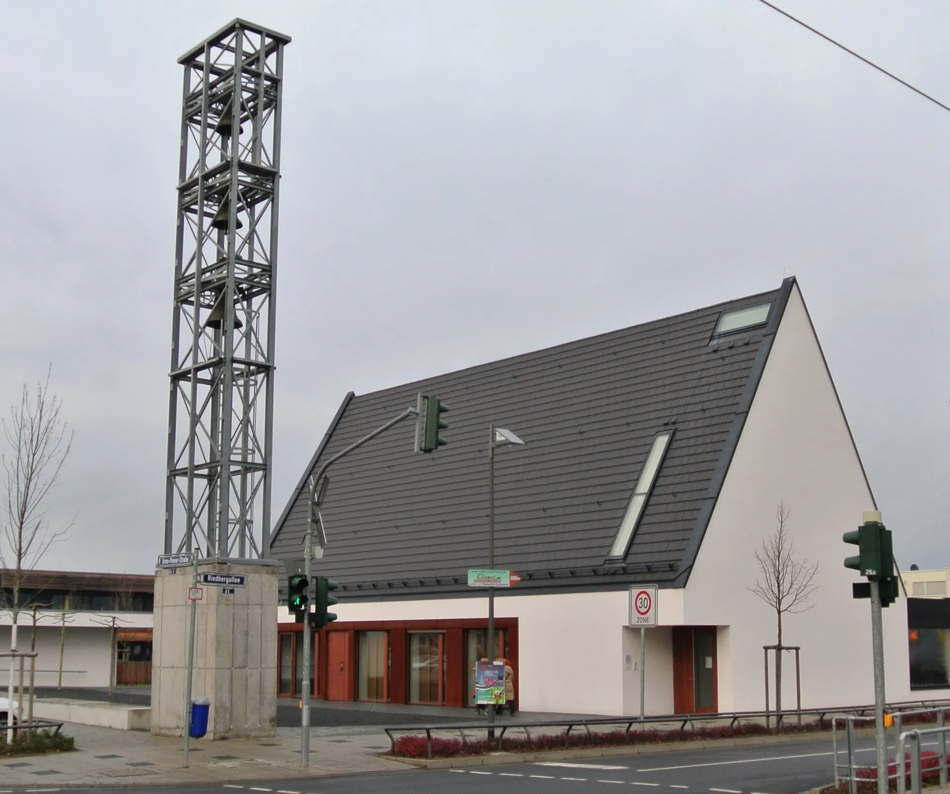 Riedbergkirche mit freistehendem Glockenturm in Frankfurt
