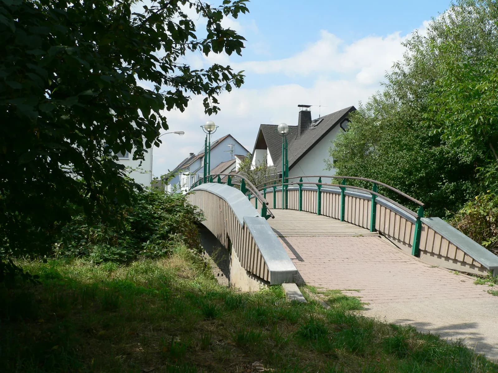 Fußgängerbrücke über die Rodau in Mühlheim am Main