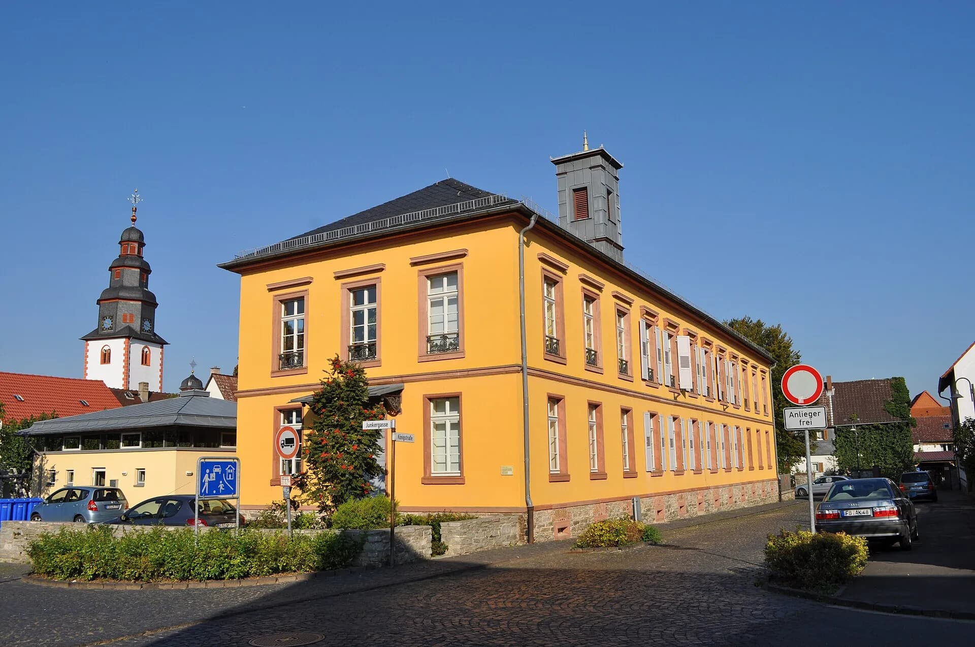 Alte Schule mit Kirchturm in Rodheim, Rosbach vor der Höhe