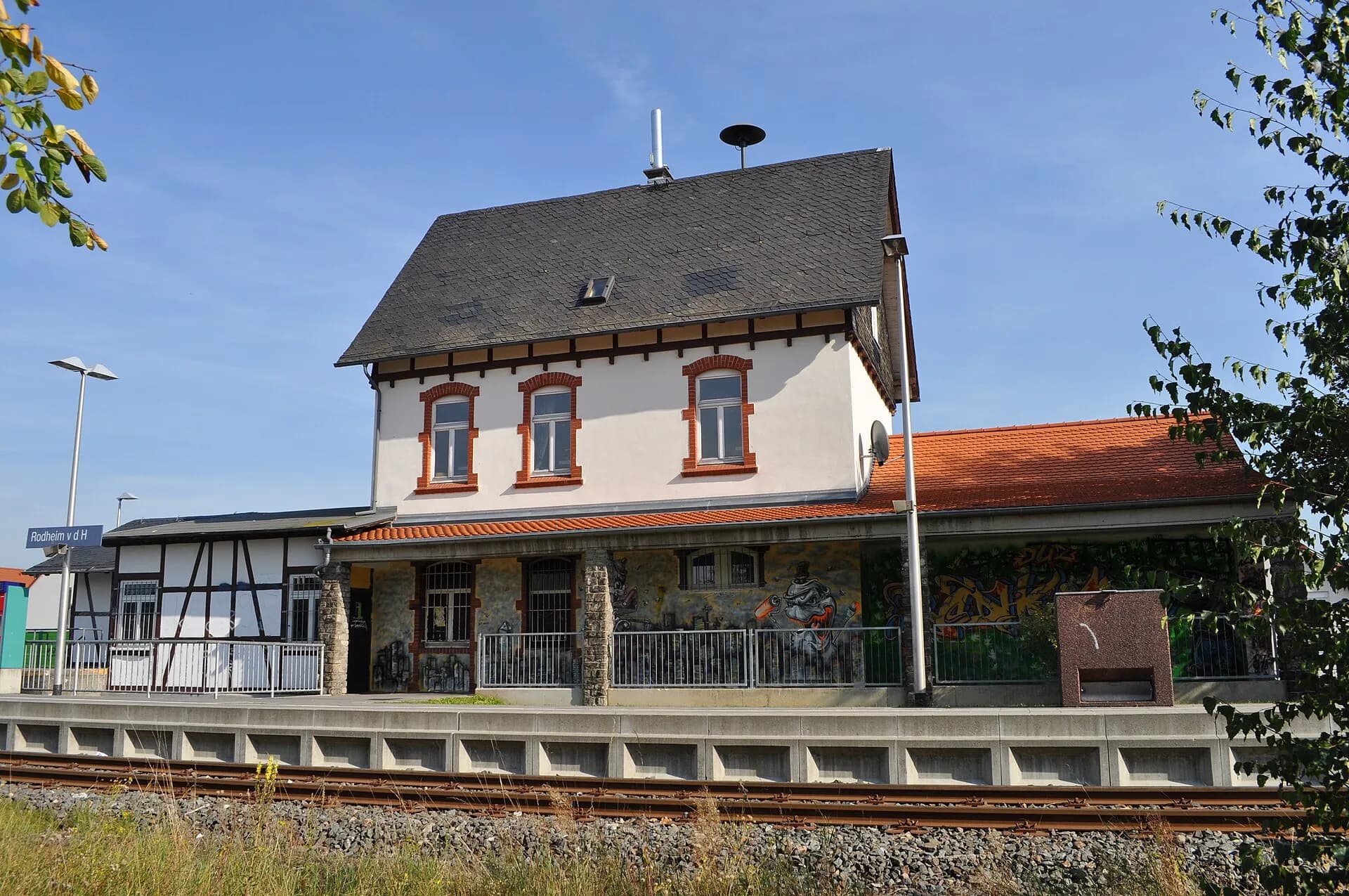 Bahnhofsgebäude am Haltepunkt in Rodheim, Rosbach vor der Höhe