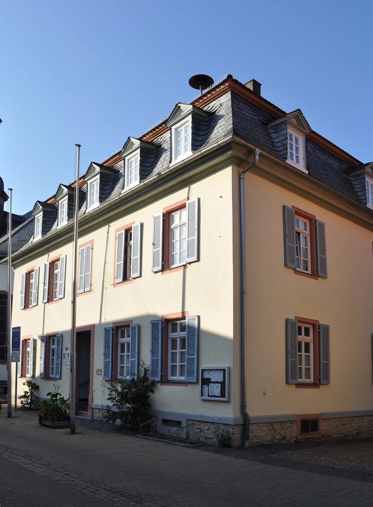 Klassizistisches Wohnhaus Hauptstraße 12 in Rodheim, Rosbach vor der Höhe