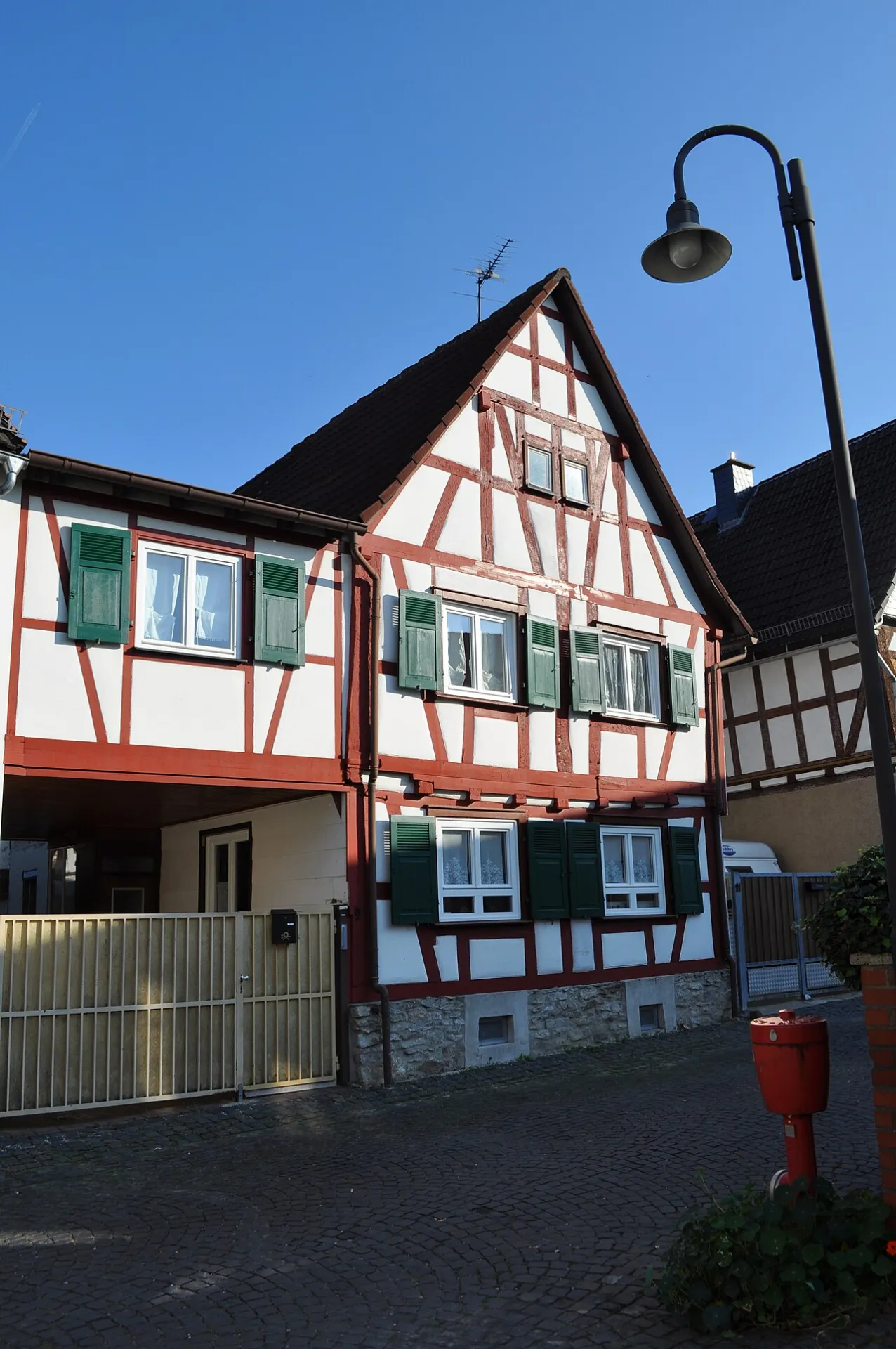 Giebelseite des Fachwerkhauses Königstraße 9 in Rodheim, Rosbach vor der Höhe