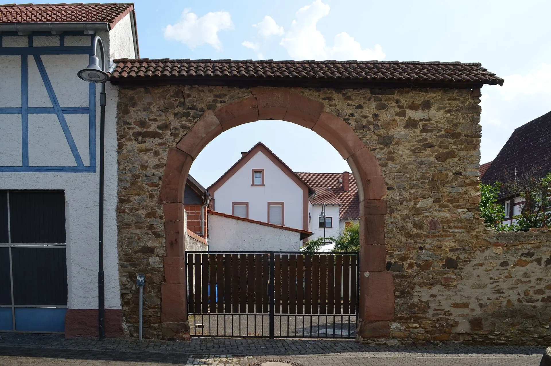 Torbau an der Amtsgasse in Rodheim, Rosbach vor der Höhe