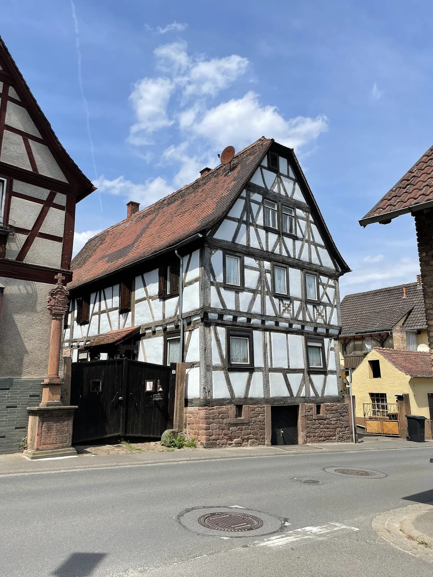Fachwerkhaus an der Rosenbergstraße im Ortsteil Röllfeld in Klingenberg am Main