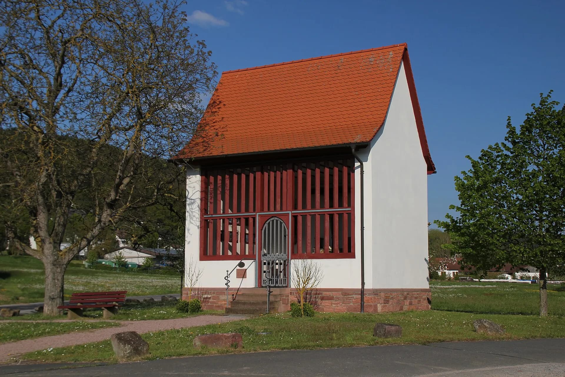 Hochkreuzkapelle am Ortsrand von Röllfeld in Klingenberg am Main