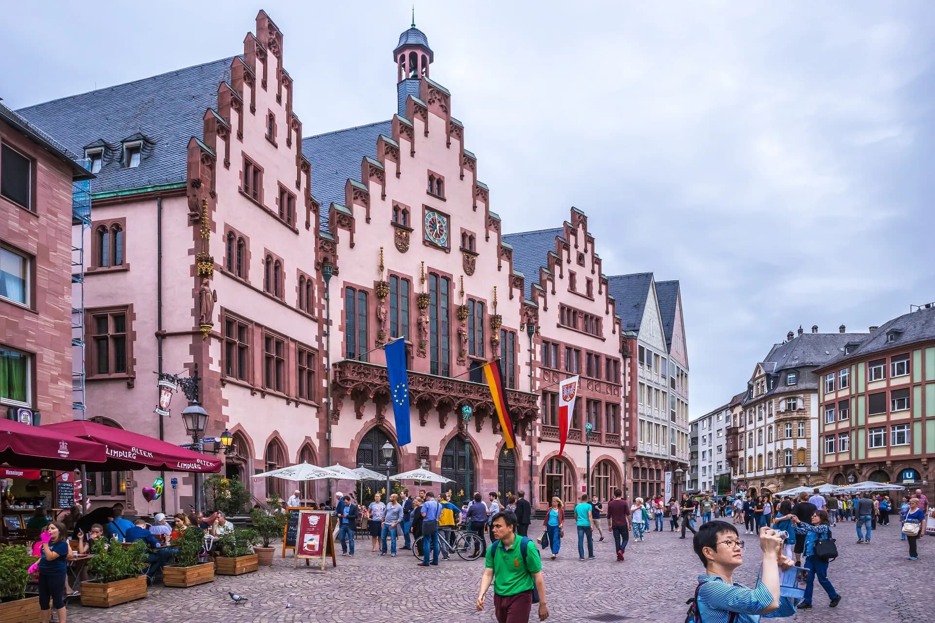 Römer mit Passanten auf dem Römerberg in der Frankfurter Altstadt