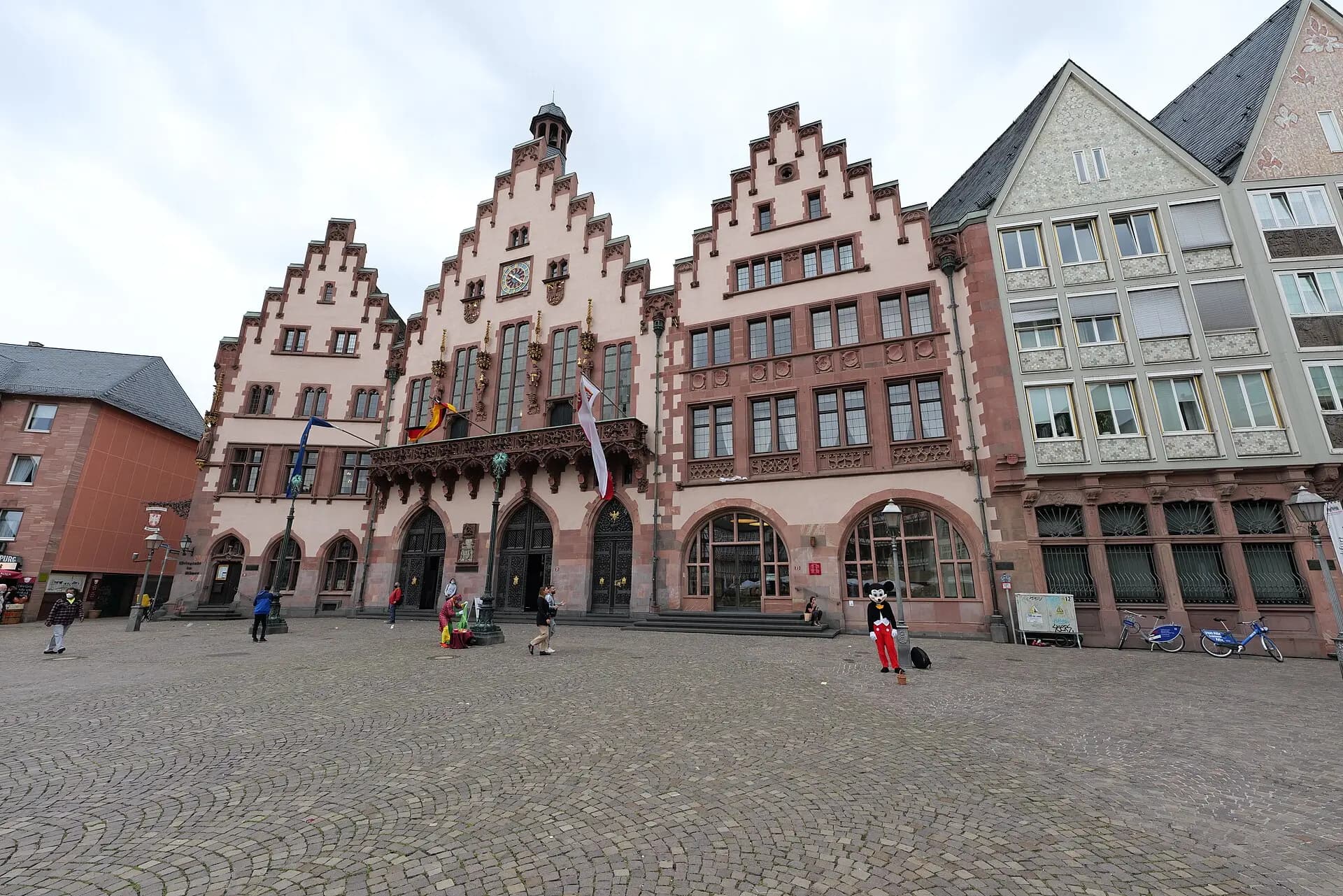 Römer mit den Giebelhäusern am Römerberg in Frankfurt