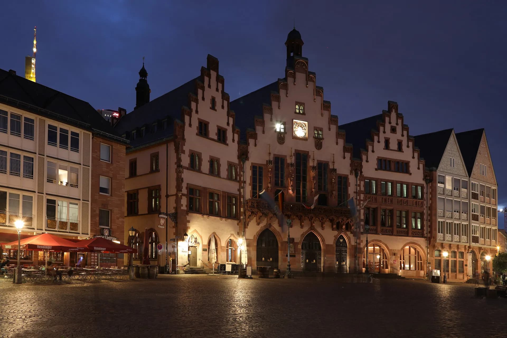 Römerberg bei Nacht in der Frankfurter Altstadt