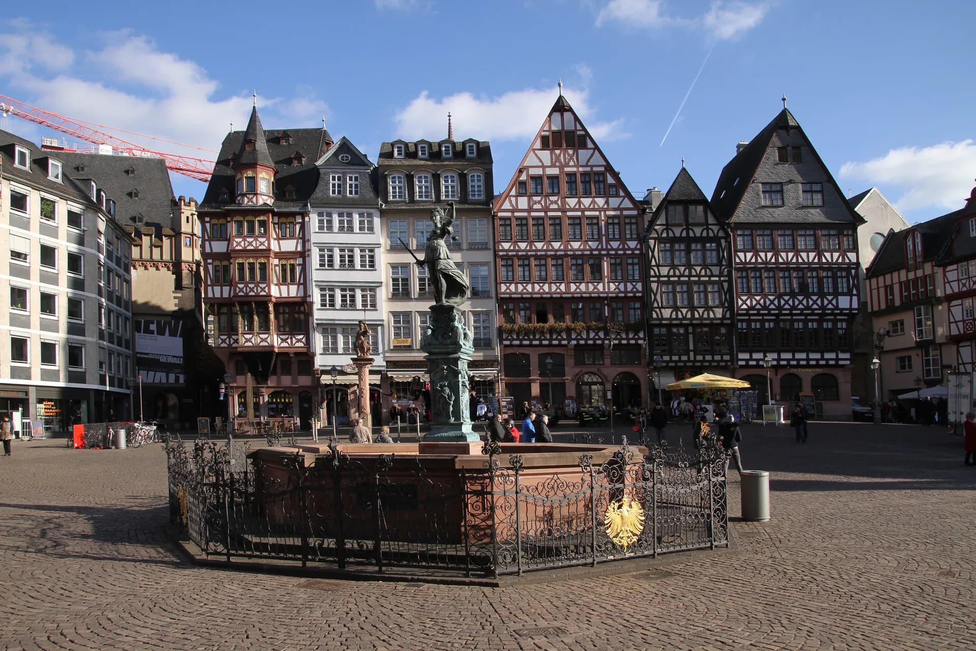 Justitiabrunnen auf dem Römerberg in der Frankfurter Altstadt
