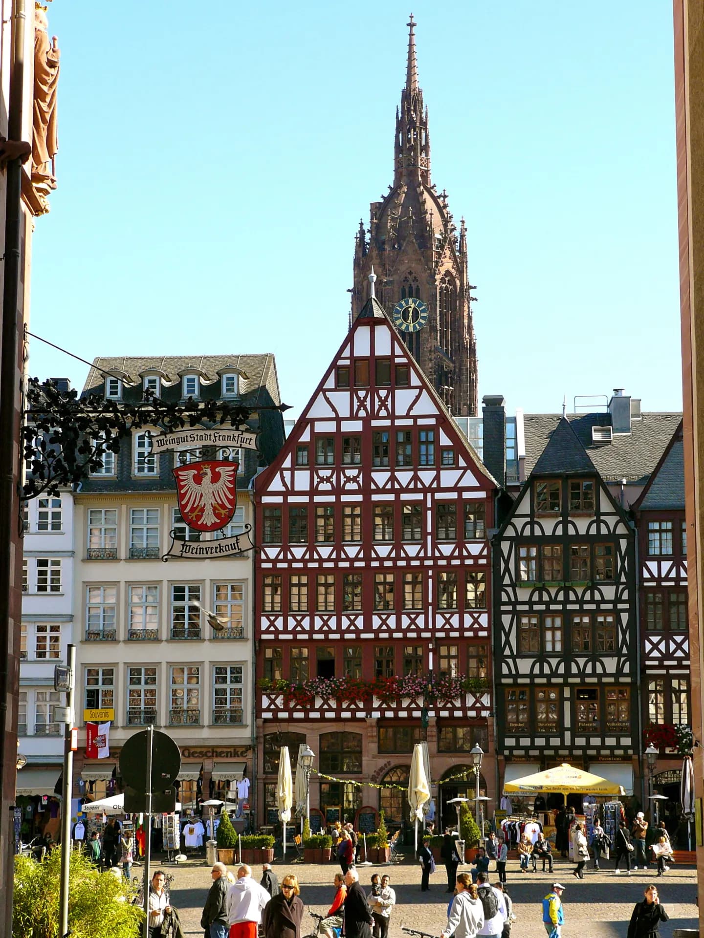 Fachwerkhäuser am Römerberg mit Domturm in der Frankfurter Altstadt