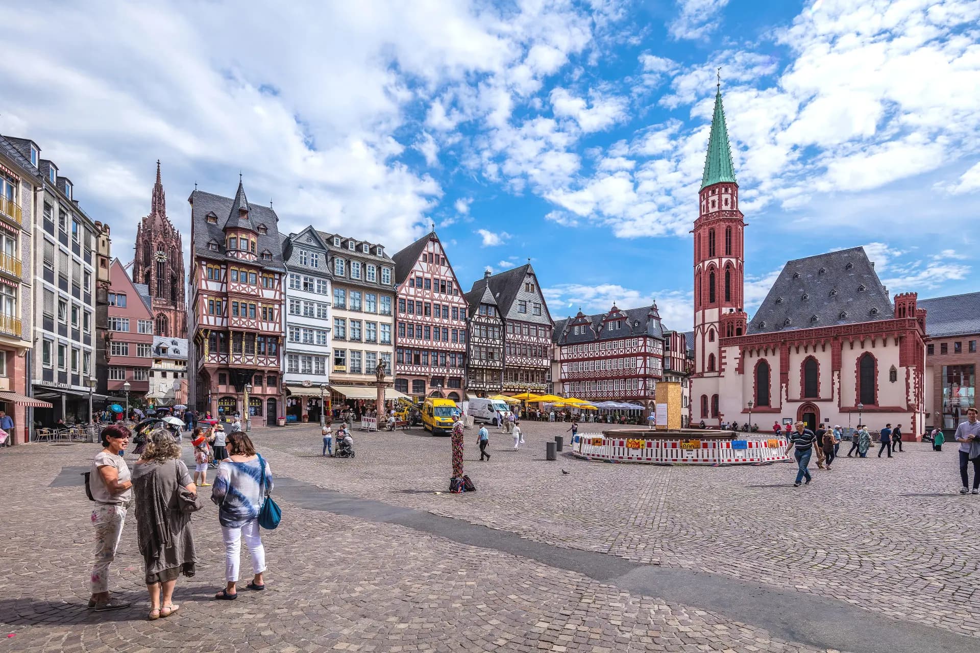 Römerberg mit Alter Nikolaikirche in der Frankfurter Altstadt