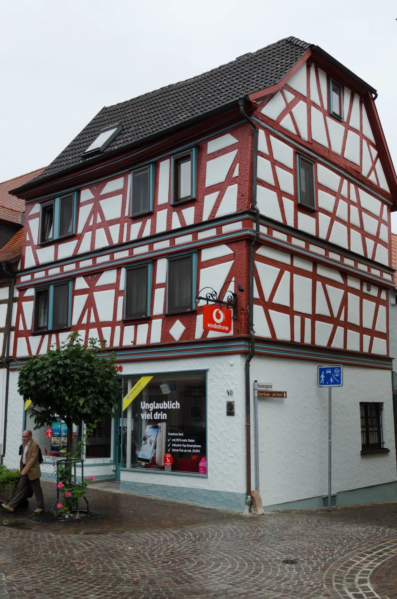 Rot-weißes Fachwerkhaus in der Römerstraße in Obernburg am Main
