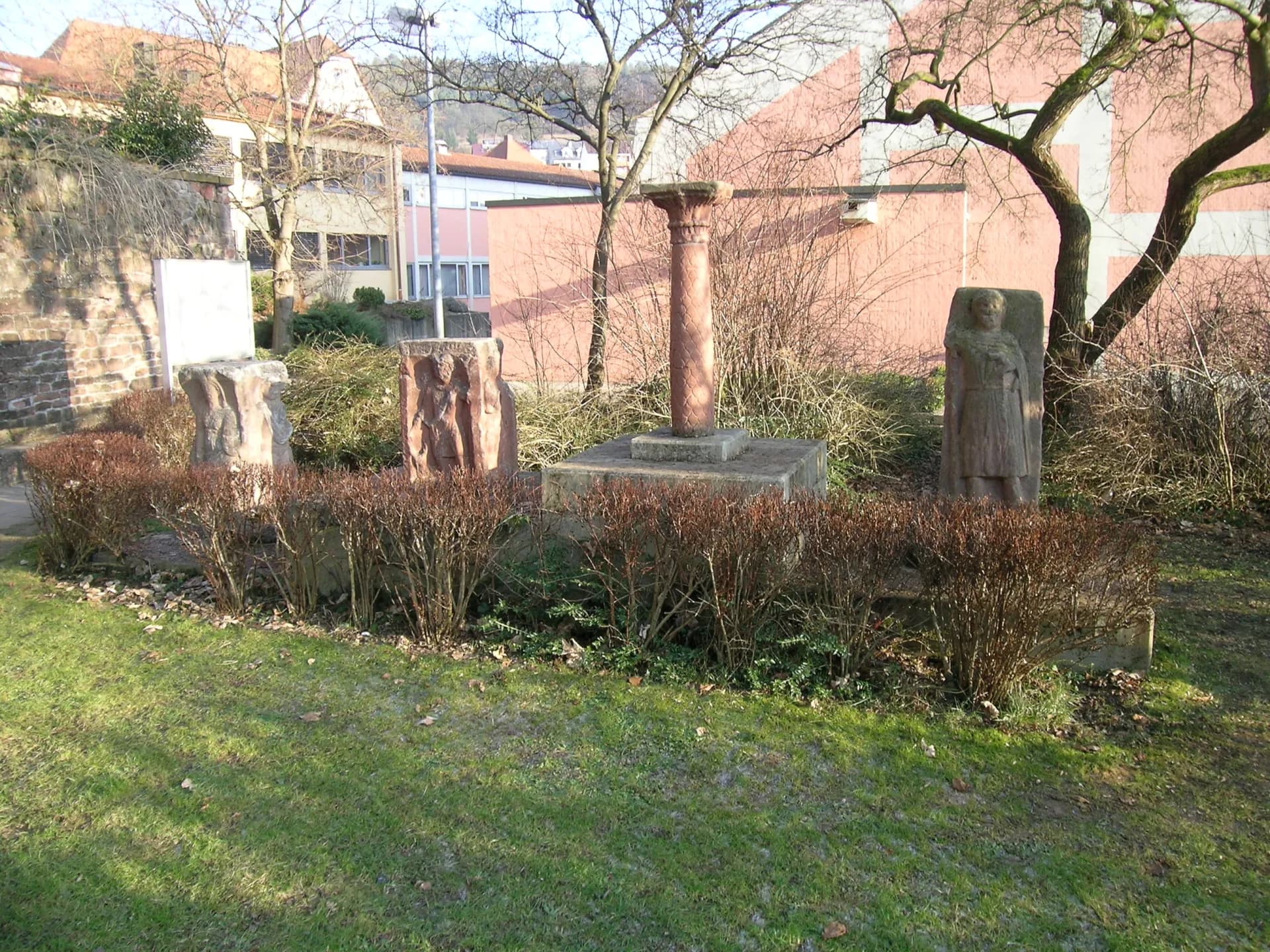 Römische Göttersteine unterhalb der Pfarrkirche St. Martin in Mömlingen