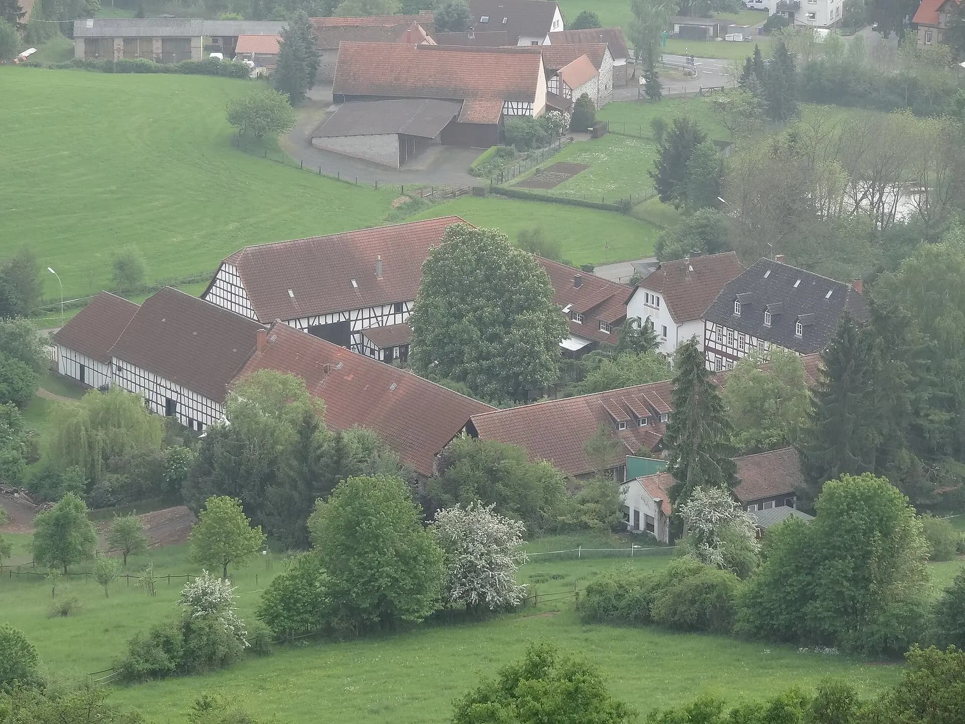 Luftbild des Weilers Ronneburger Hof bei Ronneburg-Altwiedermus