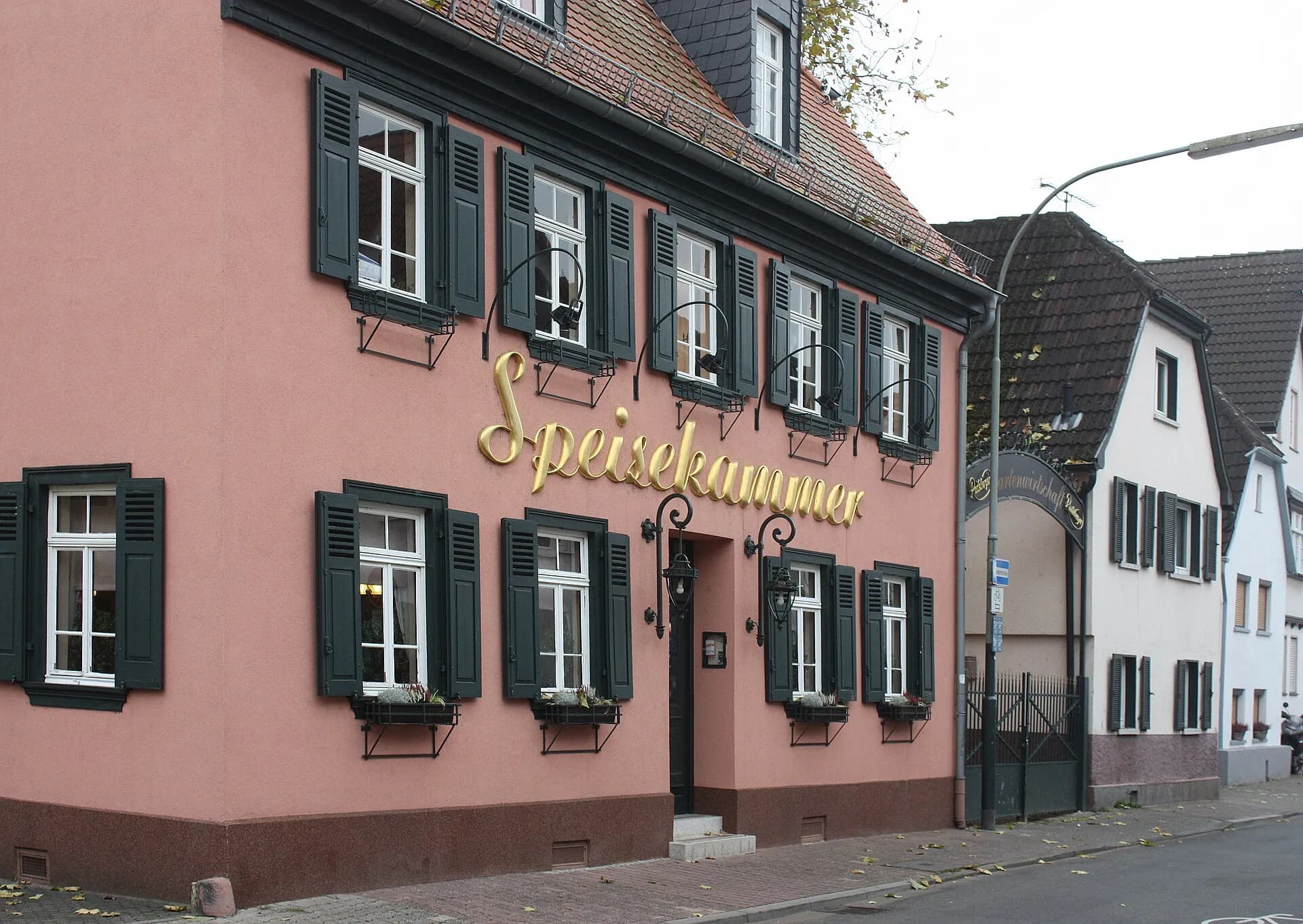 Rosafarbenes Wohnhaus im Ortskern von Frankfurt Heddernheim