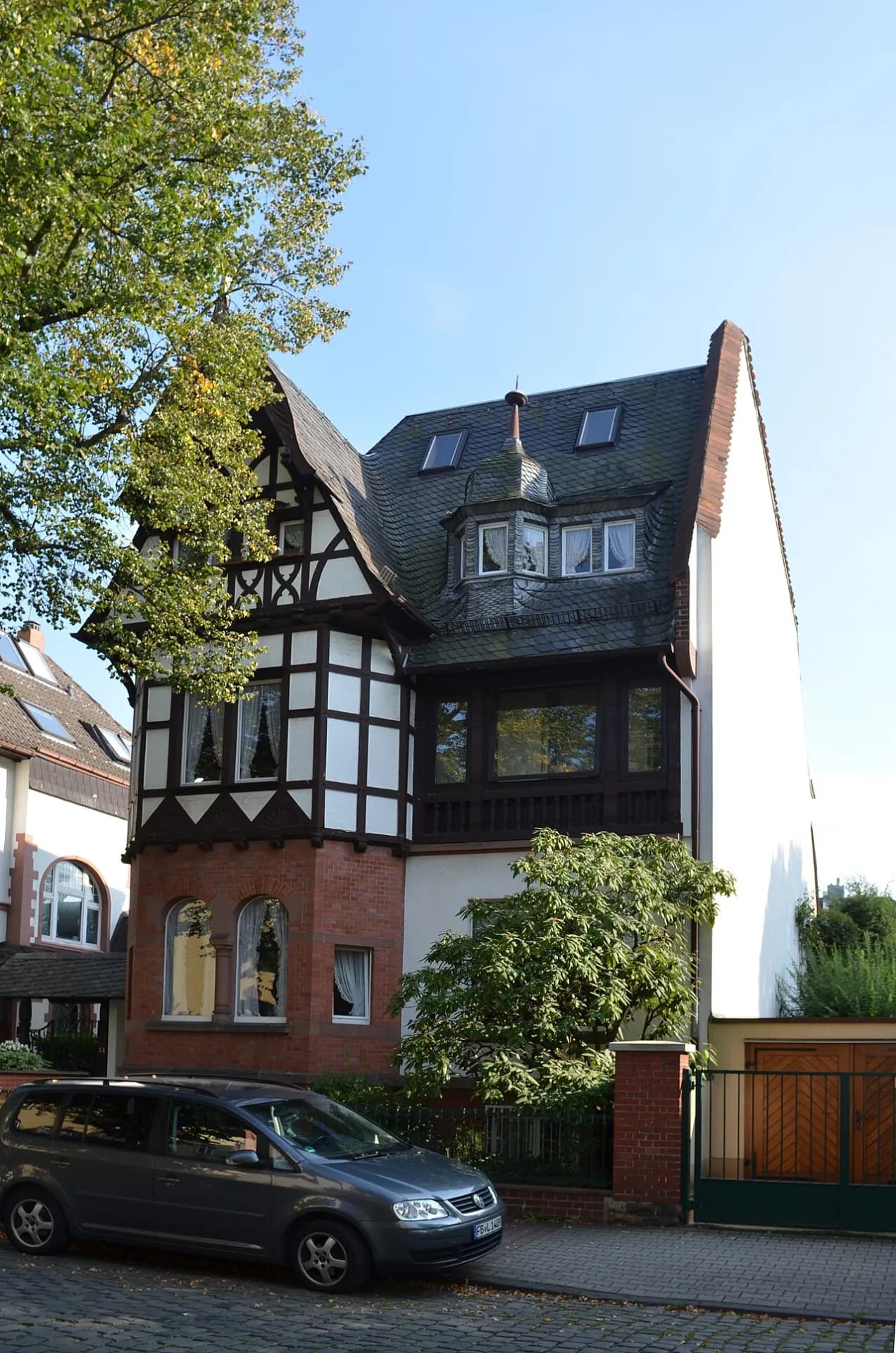 Fachwerkhaus mit Backsteinsockel in der Roseggerstraße in Frankfurt Dornbusch