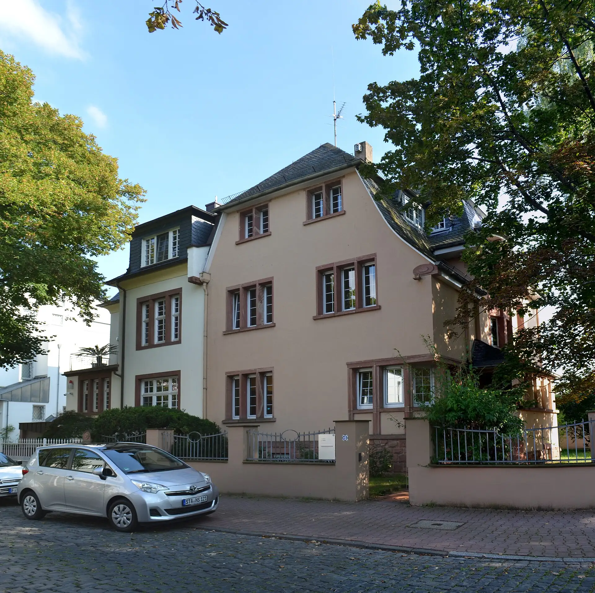 Straßenecke Roseggerstraße mit Wohnhäusern in Frankfurt Dornbusch