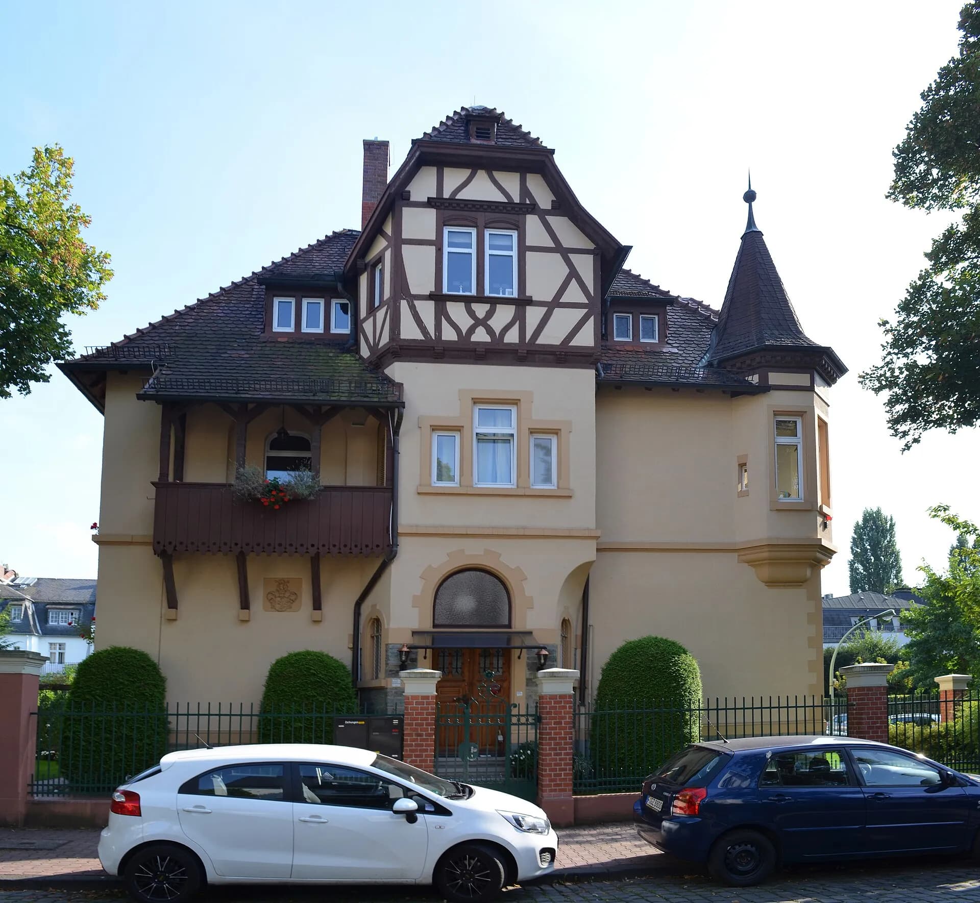 Villa mit Ecktürmchen in der Roseggerstraße in Frankfurt Dornbusch