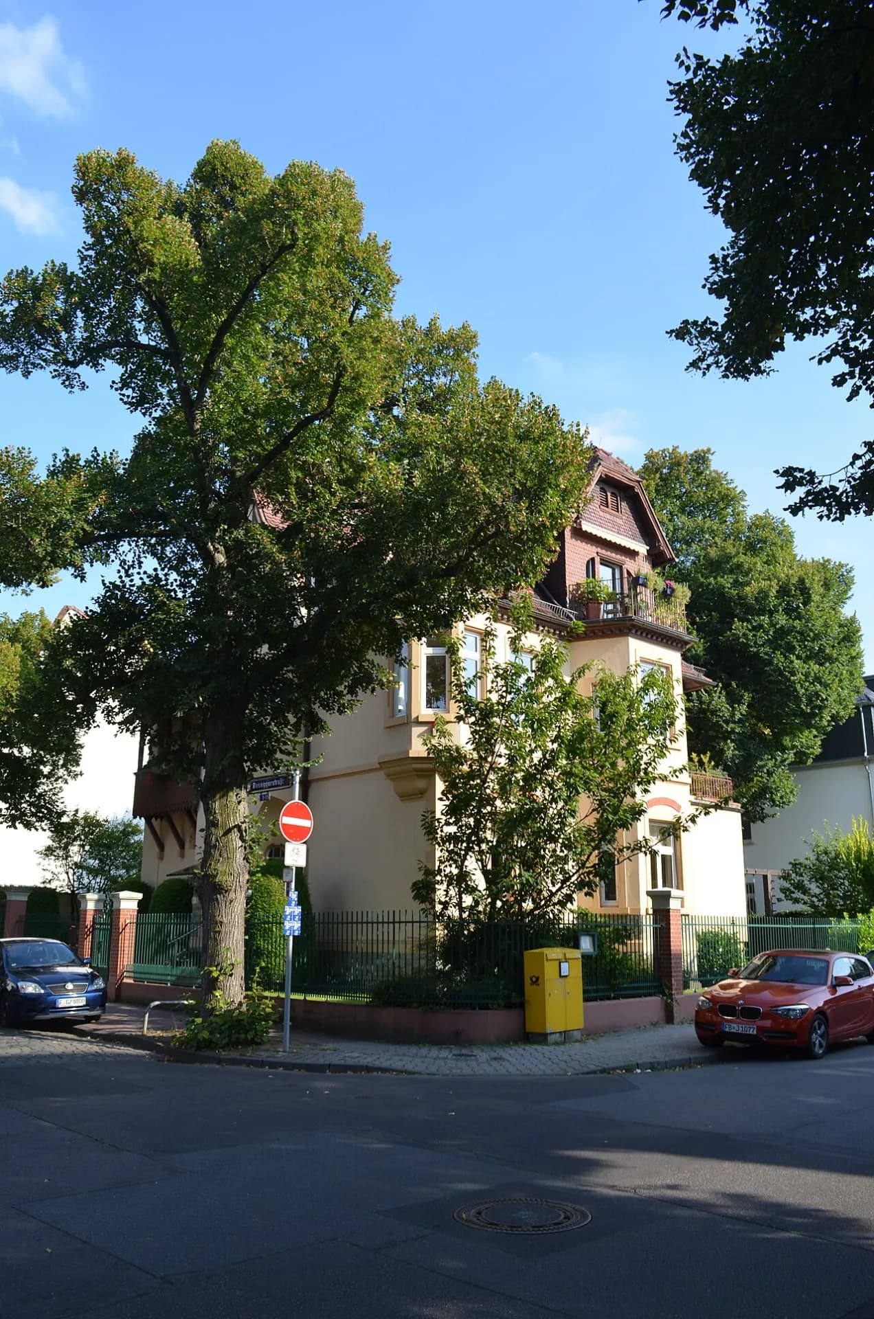 Villa an der Straßenecke der Roseggerstraße in Frankfurt Dornbusch