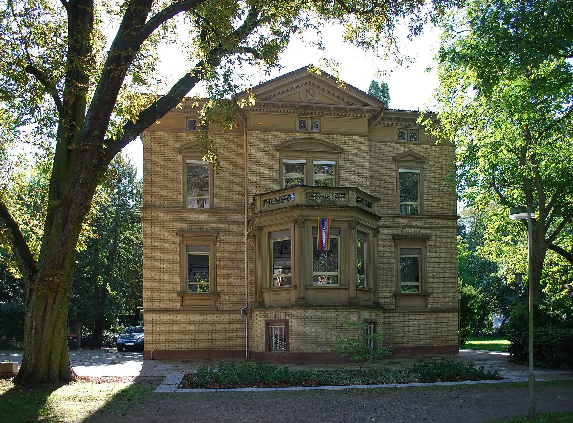 Rosenheim-Museum vom Dreieichpark aus in Offenbach-Westend
